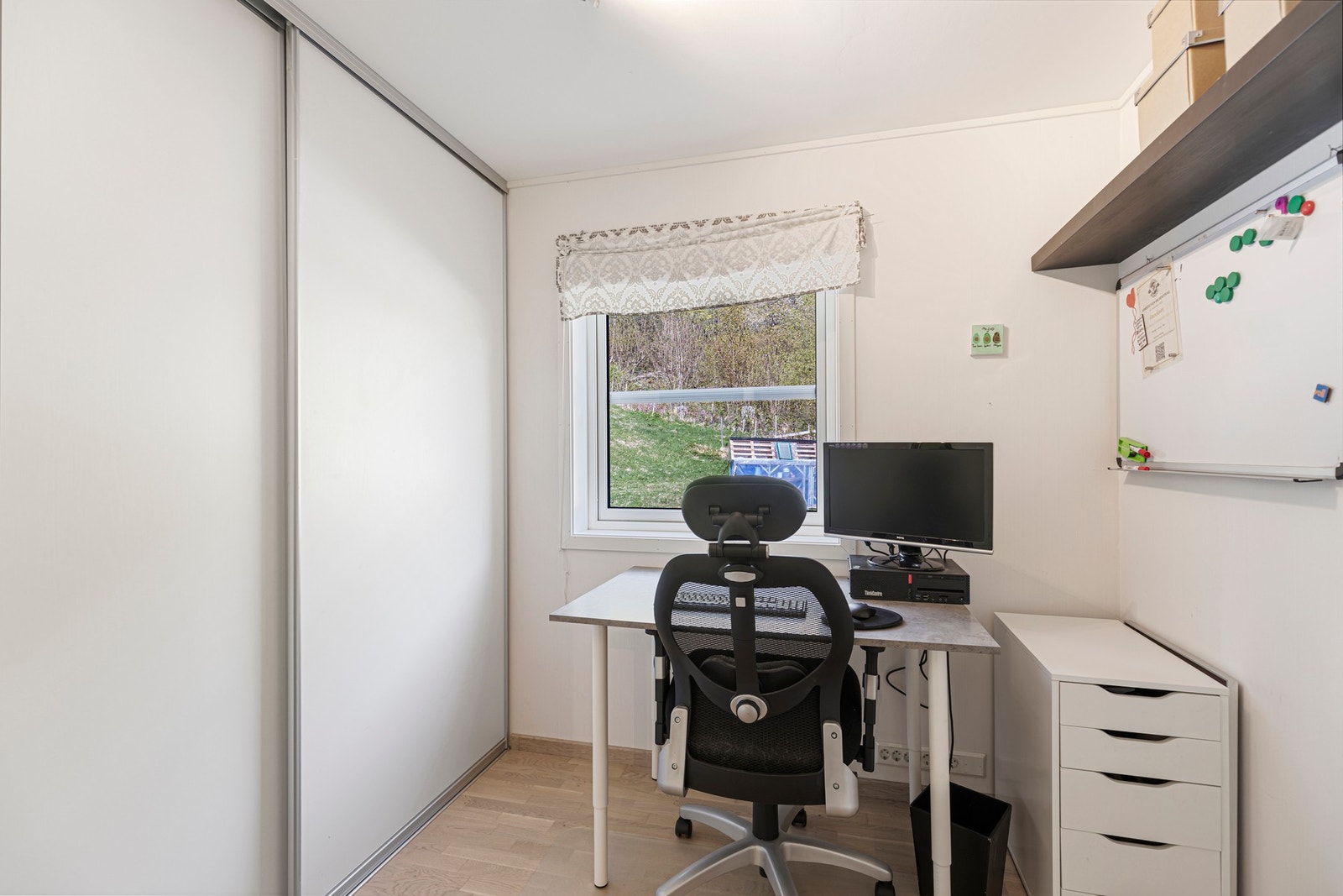 I etasjen finner du også kontor med skyvedørsgarderobe. Galleribilde