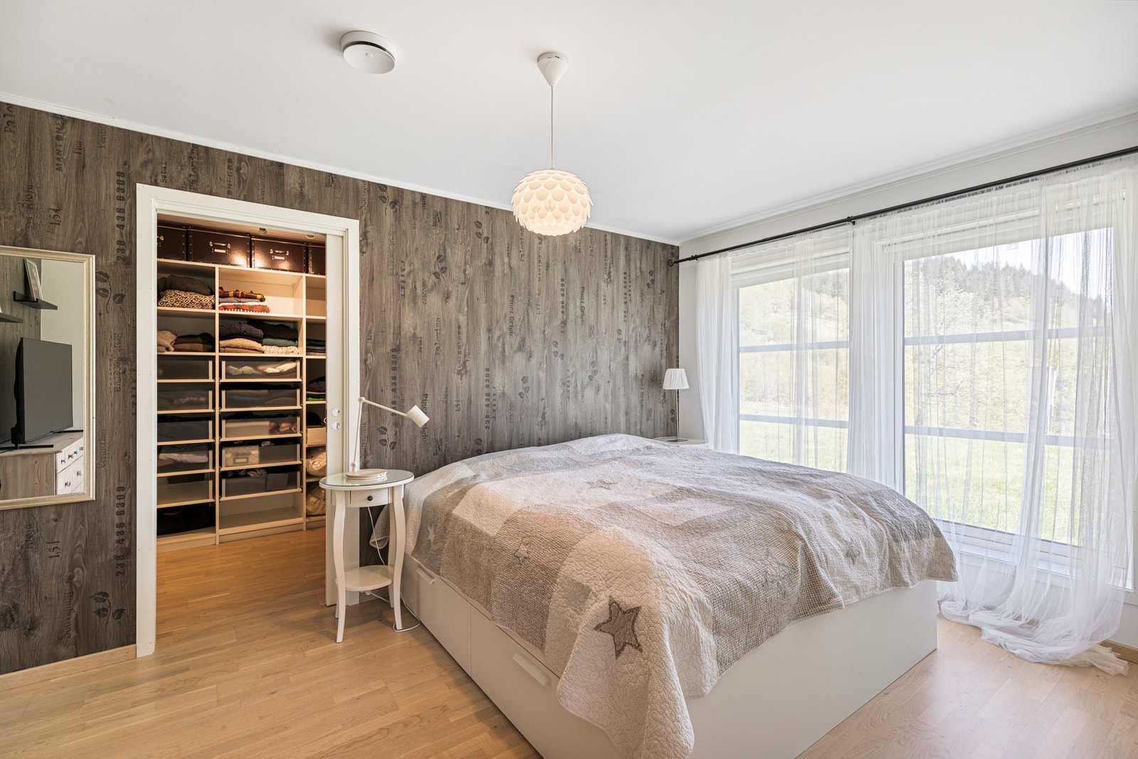 Hovedetasjen har ett romslig soverom med tilkomst til walk-in closet. Galleribilde