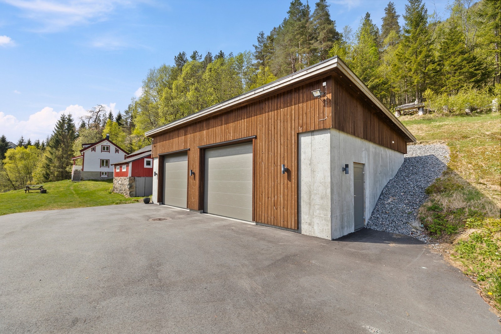 Stor garasje på 88 kvm som ble oppført i 2019. Garasjen har innlagt strøm og to leddporter av aluminium. Galleribilde