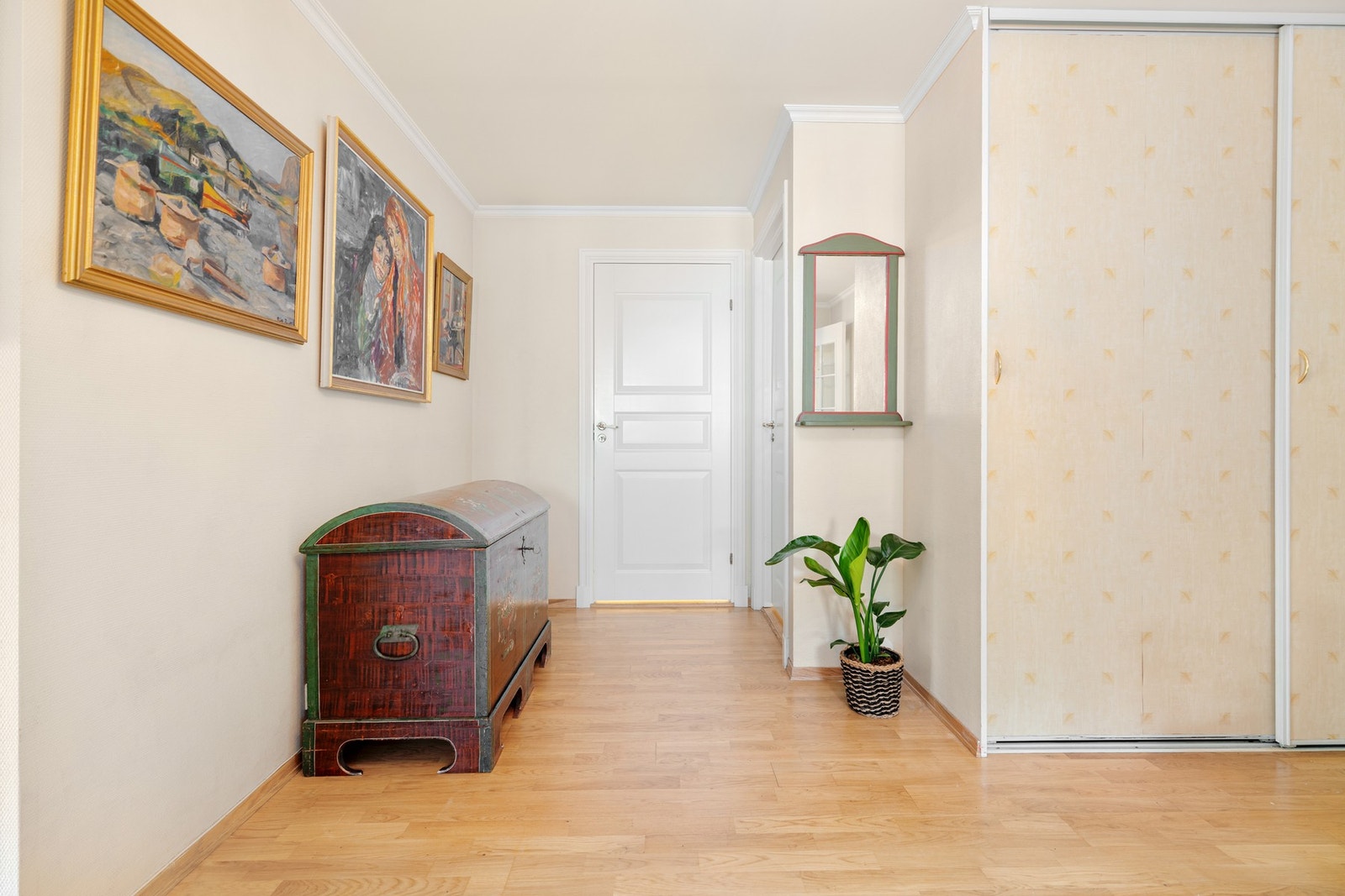 Videre kommer du inn i en romslig hall med god oppbevaringsplass i stor plassbygget skyvedørsgarderobe. Galleribilde