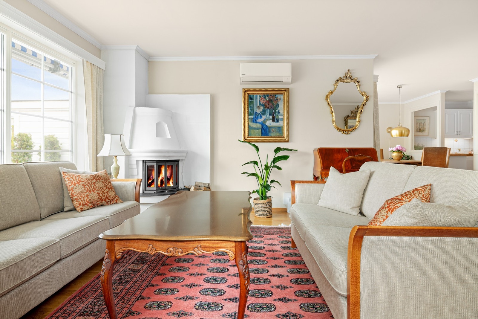 I hjørnet av stuen er det en koselig murt peis med peisinnsats som både gir god varme og bidrar til ekstra hygge. Galleribilde