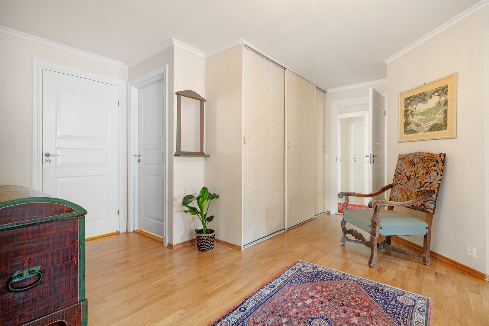 Hallen er romslig med ytterligere plass til kommoder eller andre møbler. Galleribilde