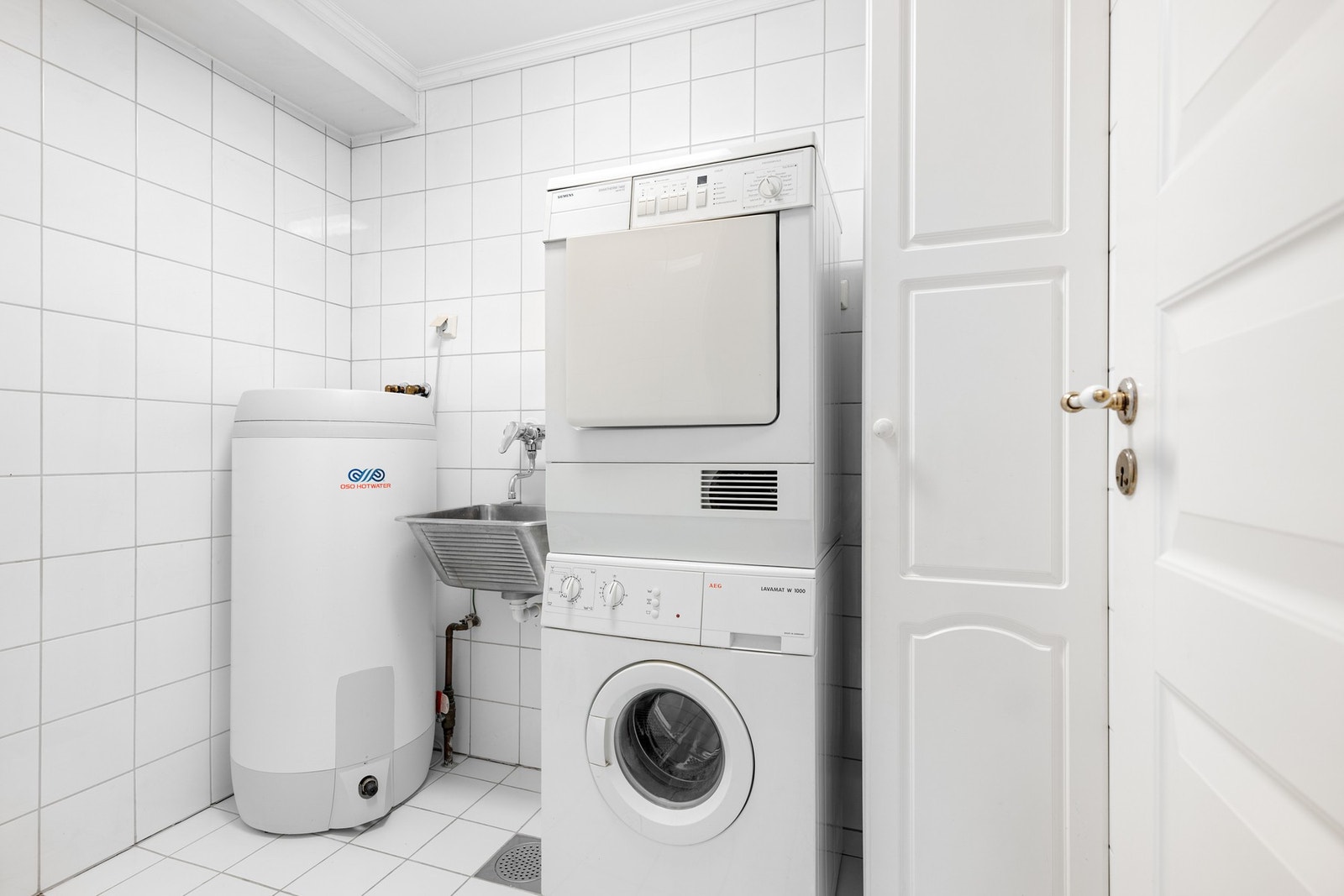 Mellom baderommet og toalettrommet er det et lyst flislagt vaskerom med gulvvarme. Vaskerommet er utstyrt med vegghengt utslagskum og opplegg for vaskemaskin/tørketrommel. Galleribilde