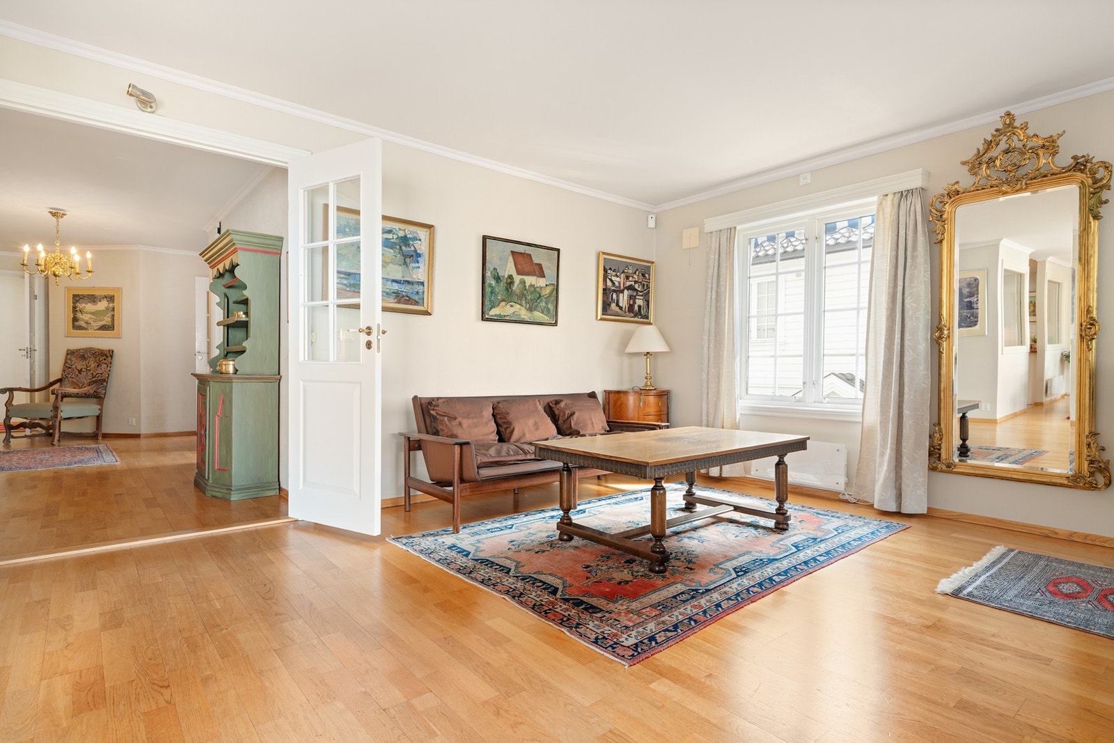 Fra hallen er det flotte doble dører med glassfelt inn til stuen. Galleribilde