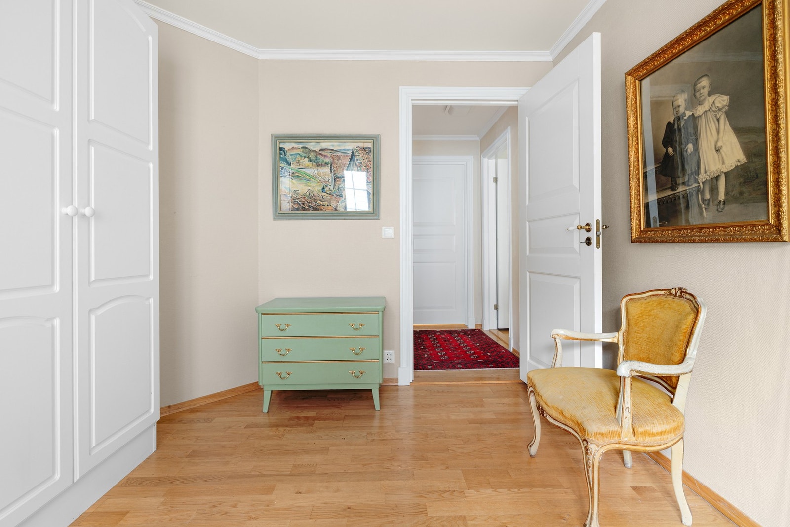 På soverommet er det plass til seng, kontorpult og kommode, samt oppbevaringsplass i medfølgende garderobeskap. Galleribilde