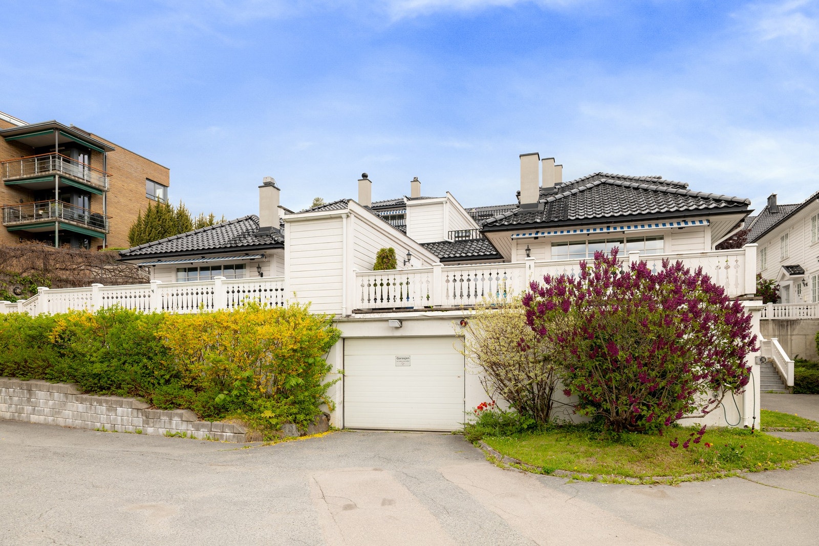 Felles eiertomt for sameiet på ca. 4 611m². Fellesarealer opparbeidet med asfalterte internveier, plenarealer og diverse beplantning. Galleribilde