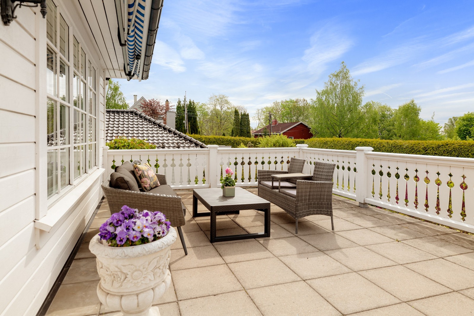 Her har du en stor og solrik sydvendt terrasse på 45m² som er perfekt for lange og late sommerdager! Galleribilde