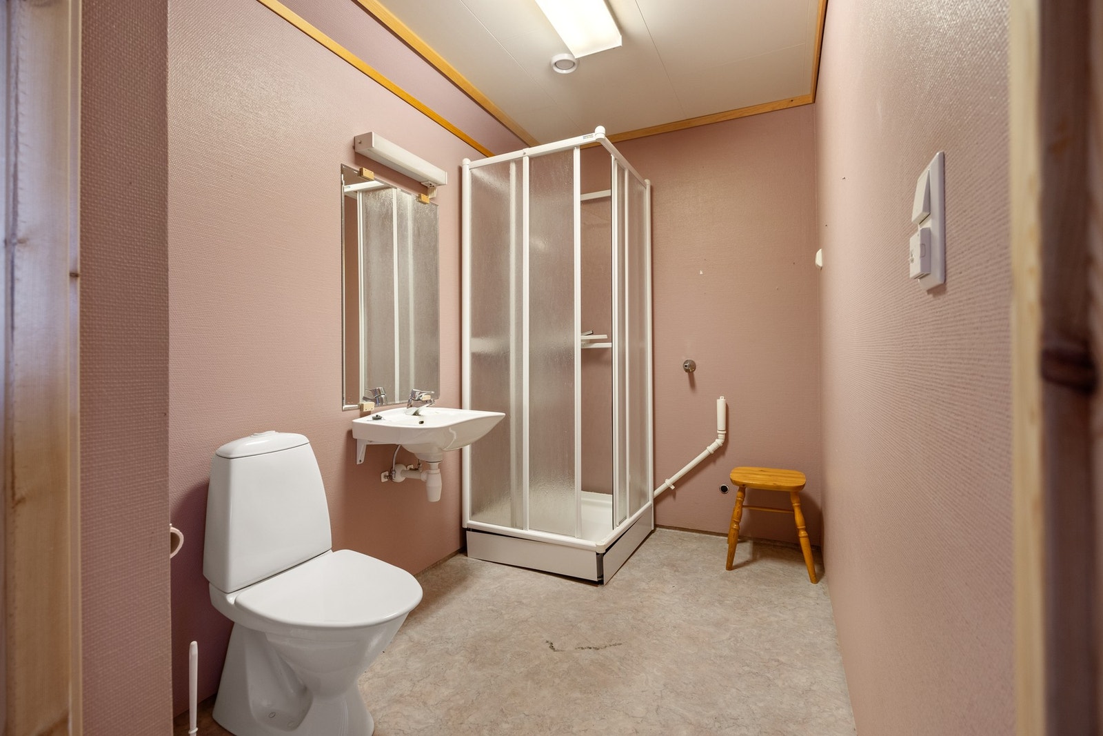 Utleie. Bad/WC - ca 4,5 kvm. Utstyrt med dusjkabinett, servant og WC Galleribilde