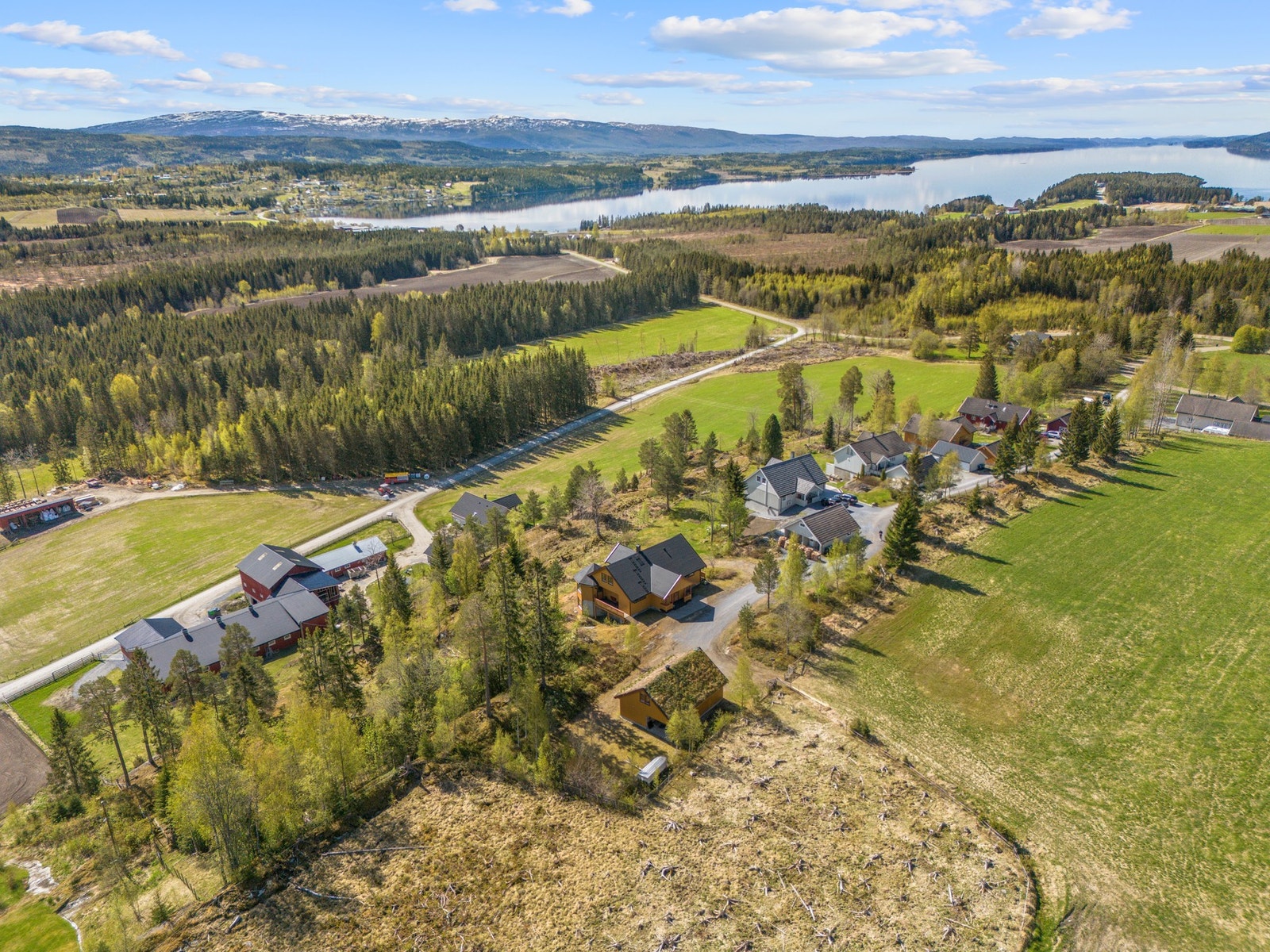 Eiendommen har en landlig beliggenhet innerst i blindgate. Galleribilde