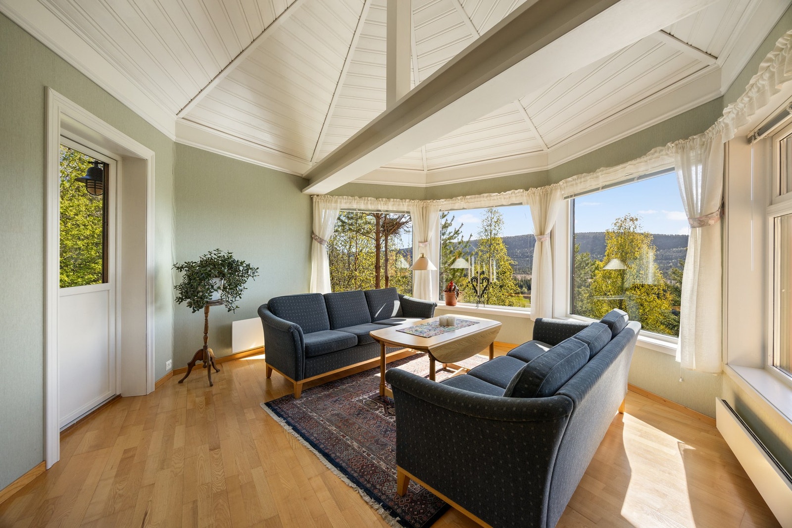 Det er generøst med både vindusflater og takhøyde i oktogonen. Verandadør ut til frokost-terrasse. Galleribilde