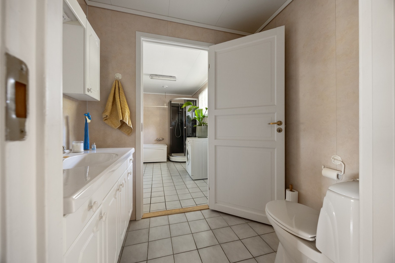 WC - ca 3 kvm. Det er toalett og servantskap. Galleribilde