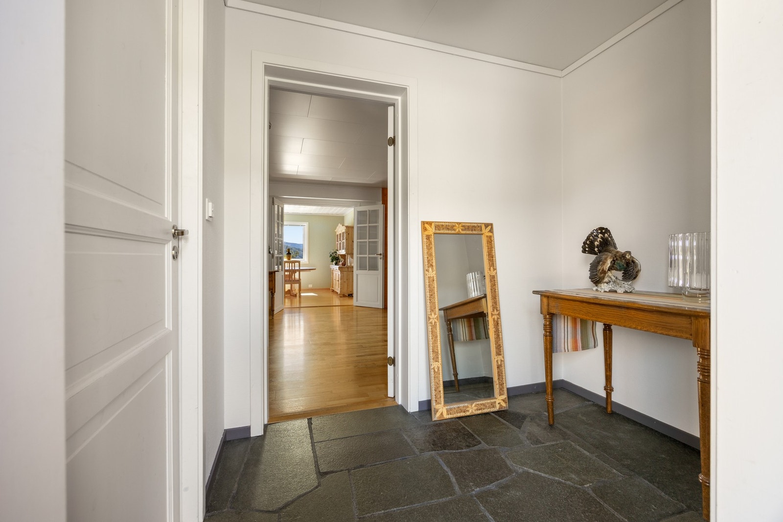 Entré - ca 4 kvm. Snåsaskifer og varme i gulv. Galleribilde