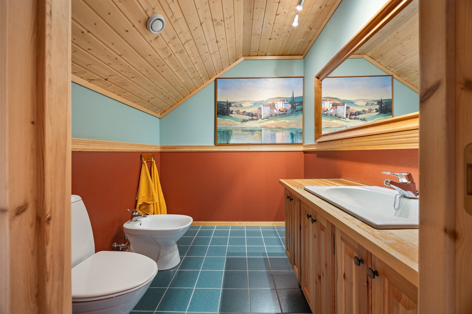 WC - ca 4,5 kvm. Utstyrt med toalett, bidé og servantskap. Galleribilde