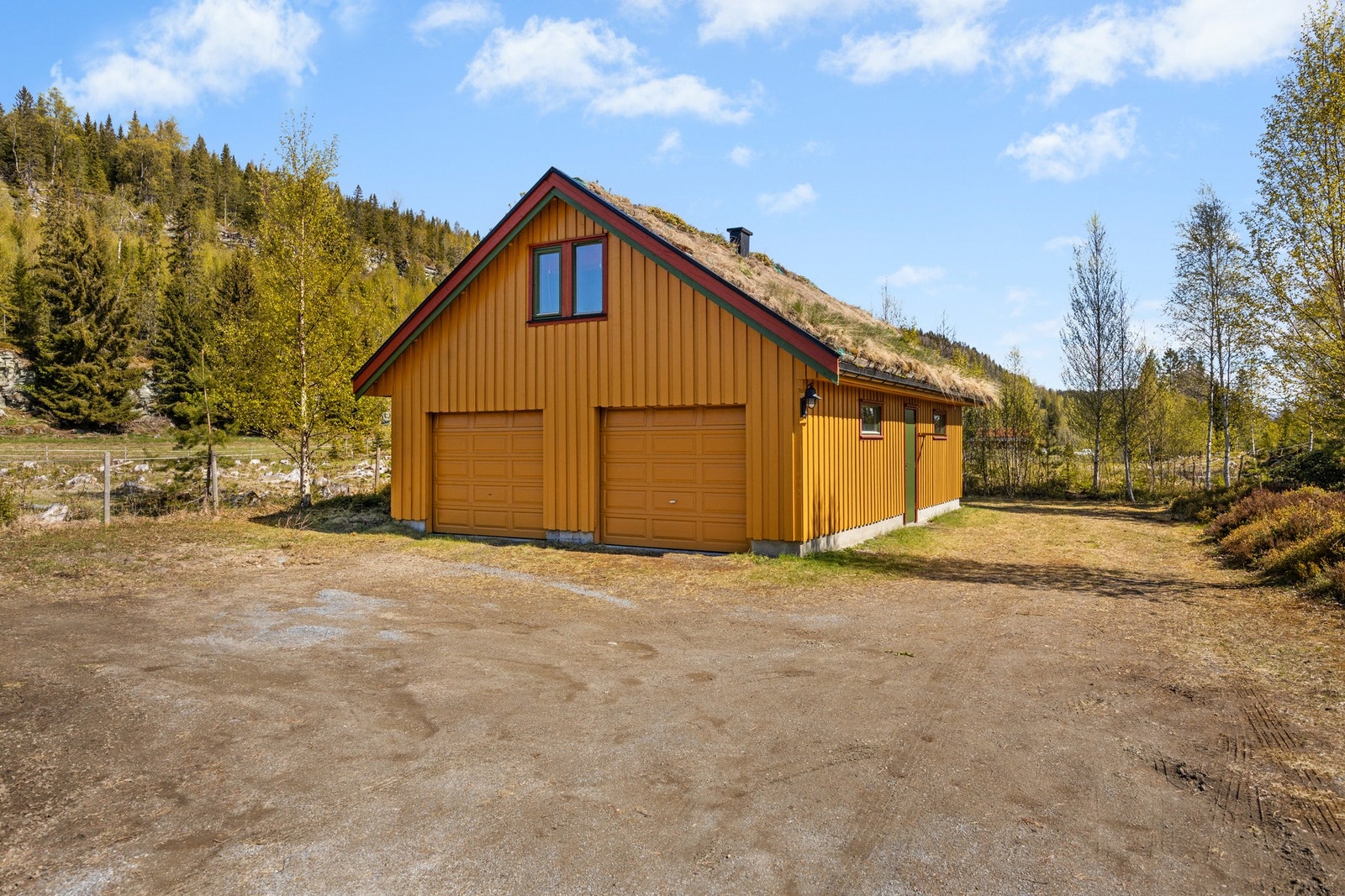 Dobbelgarasje på 83 kvm med isolert bod. Galleribilde