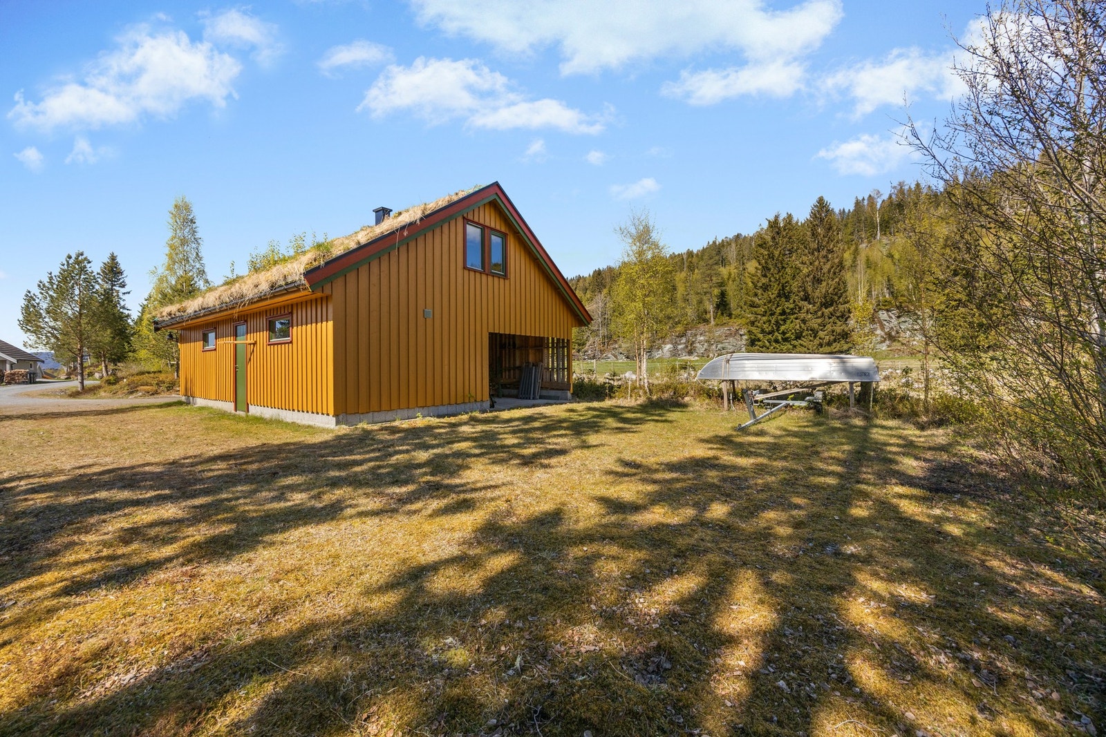 Åpent lagringsrom i bakkant av garasjen Galleribilde