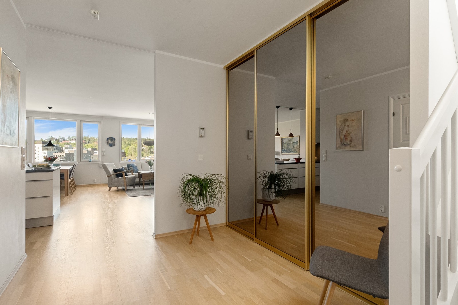 Det er skyvedørsgarderobe og god oppbevaringsplass Galleribilde