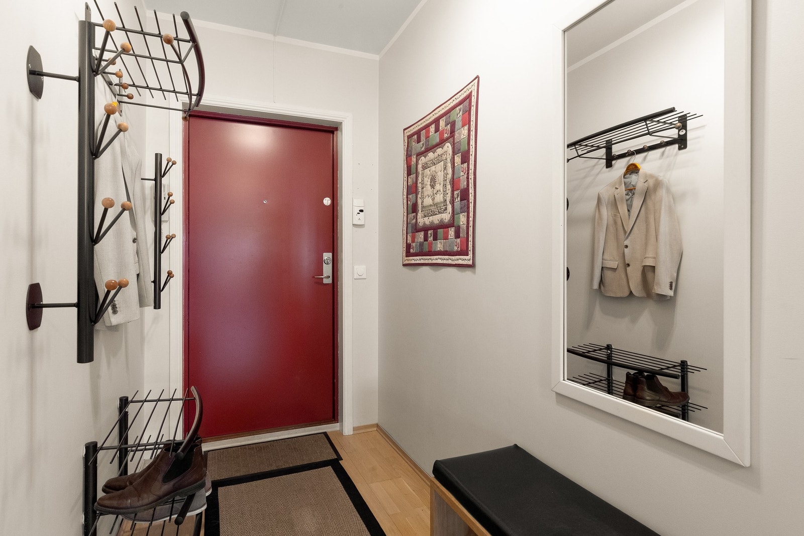 Innbydende entré med god plass til oppheng for jakker og skostativ Galleribilde