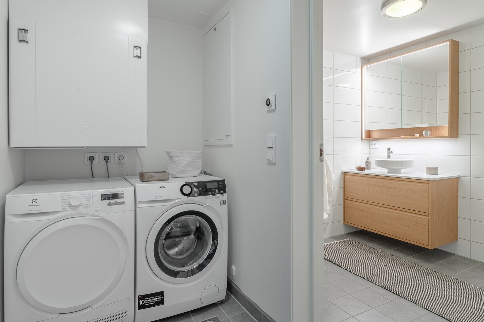 I tilknytning til badet er det et vaskerom på 3 kvm. med fliser på gulv, opplegg for vaskemaskin og plass til tørketrommel. Galleribilde