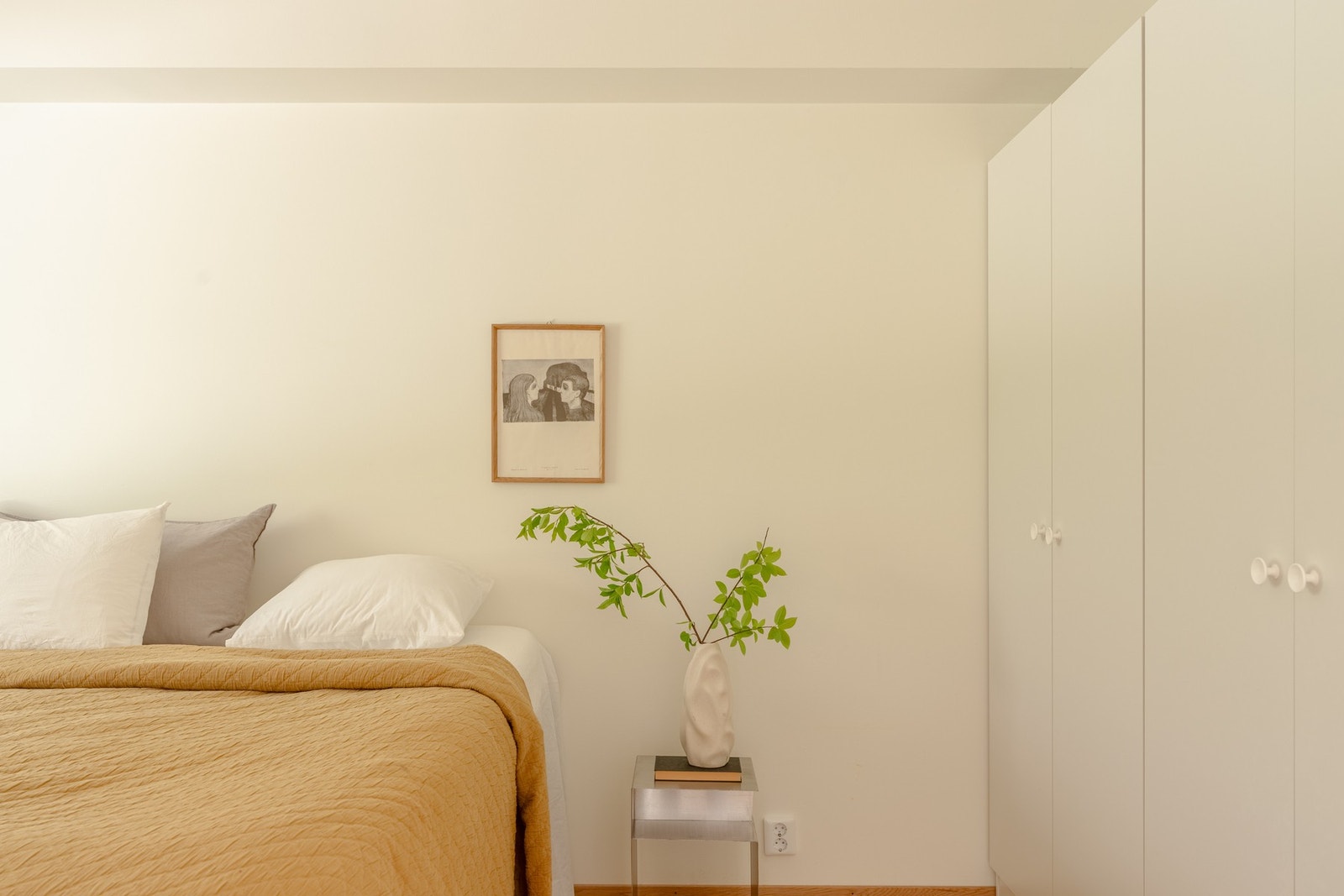 Her er det god plass til en stor seng med nattbord på hver side, samt oppbevaringsplass i en praktisk garderobe. Galleribilde