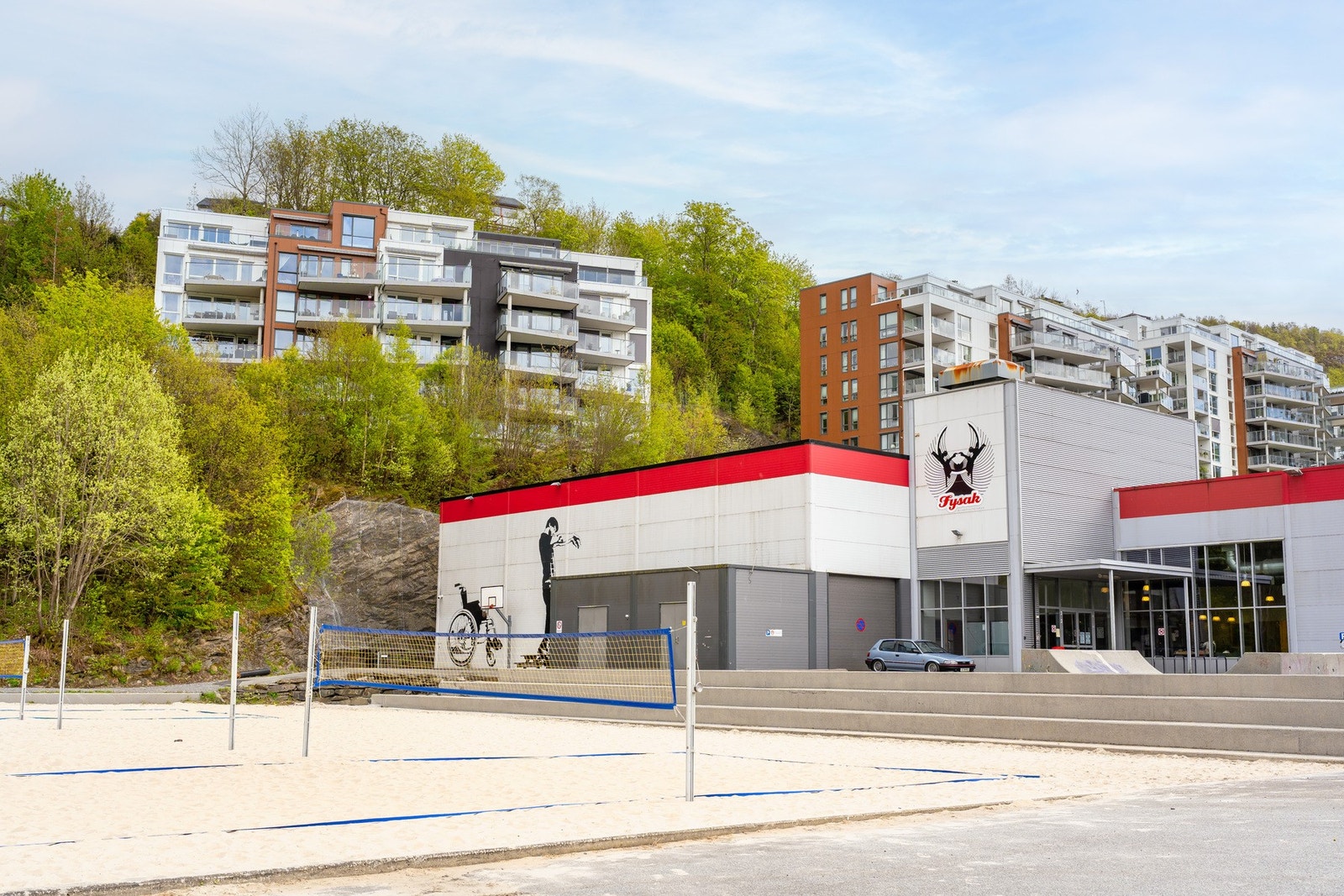 Like nedenfor sameiet ligger Fysak idrettspark, samt bybanestopp og barnehage. Galleribilde