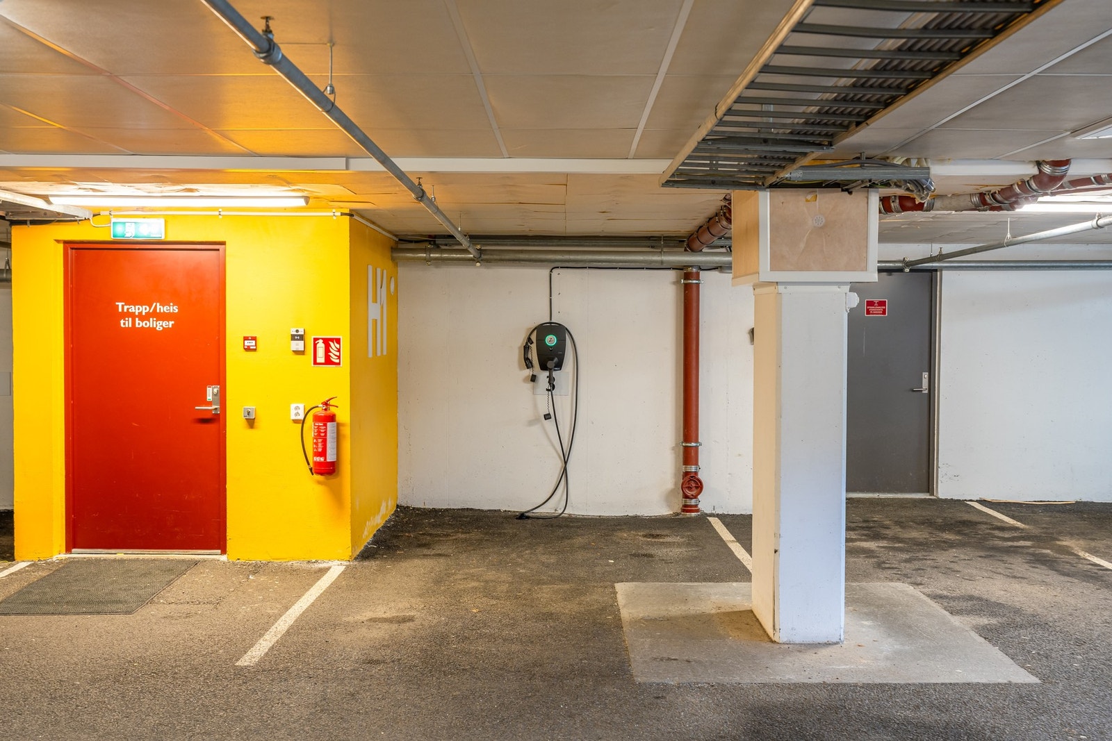 Her medfølger det en fast parkeringsplass med lader til el-bil. Galleribilde