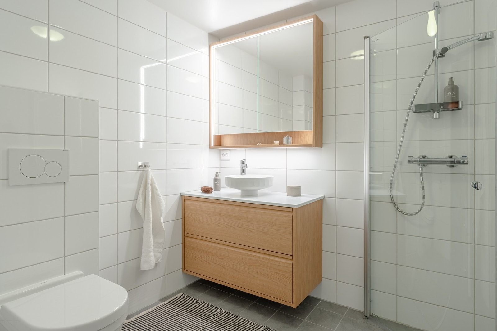 Badet måles til 4,5 kvm. og er helfliset med underliggende varme. Galleribilde