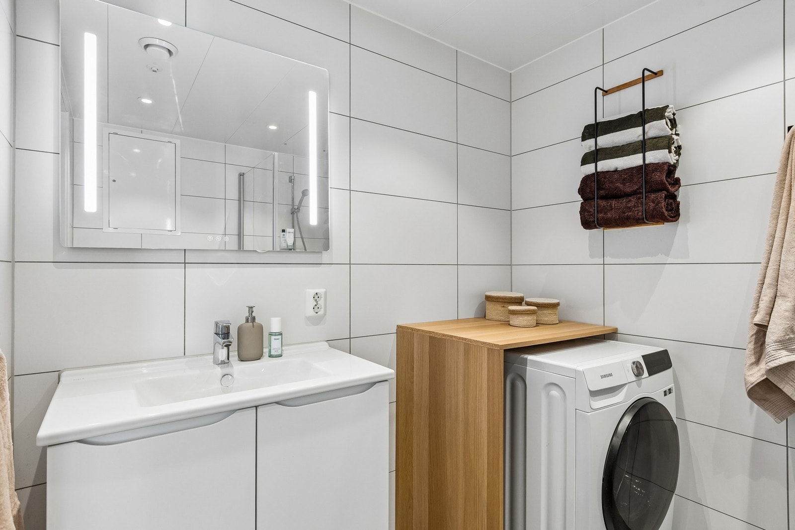 Moderne bad med opplegg for vaskemaskin. Galleribilde