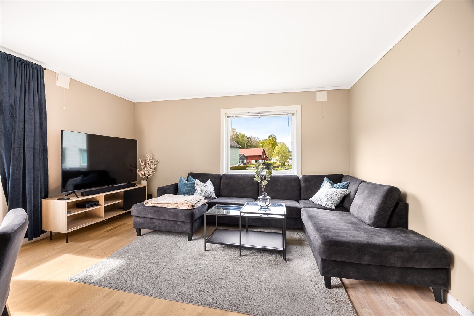 Stuen har god plass til en stor sofagruppe og mediamøbler. Galleribilde
