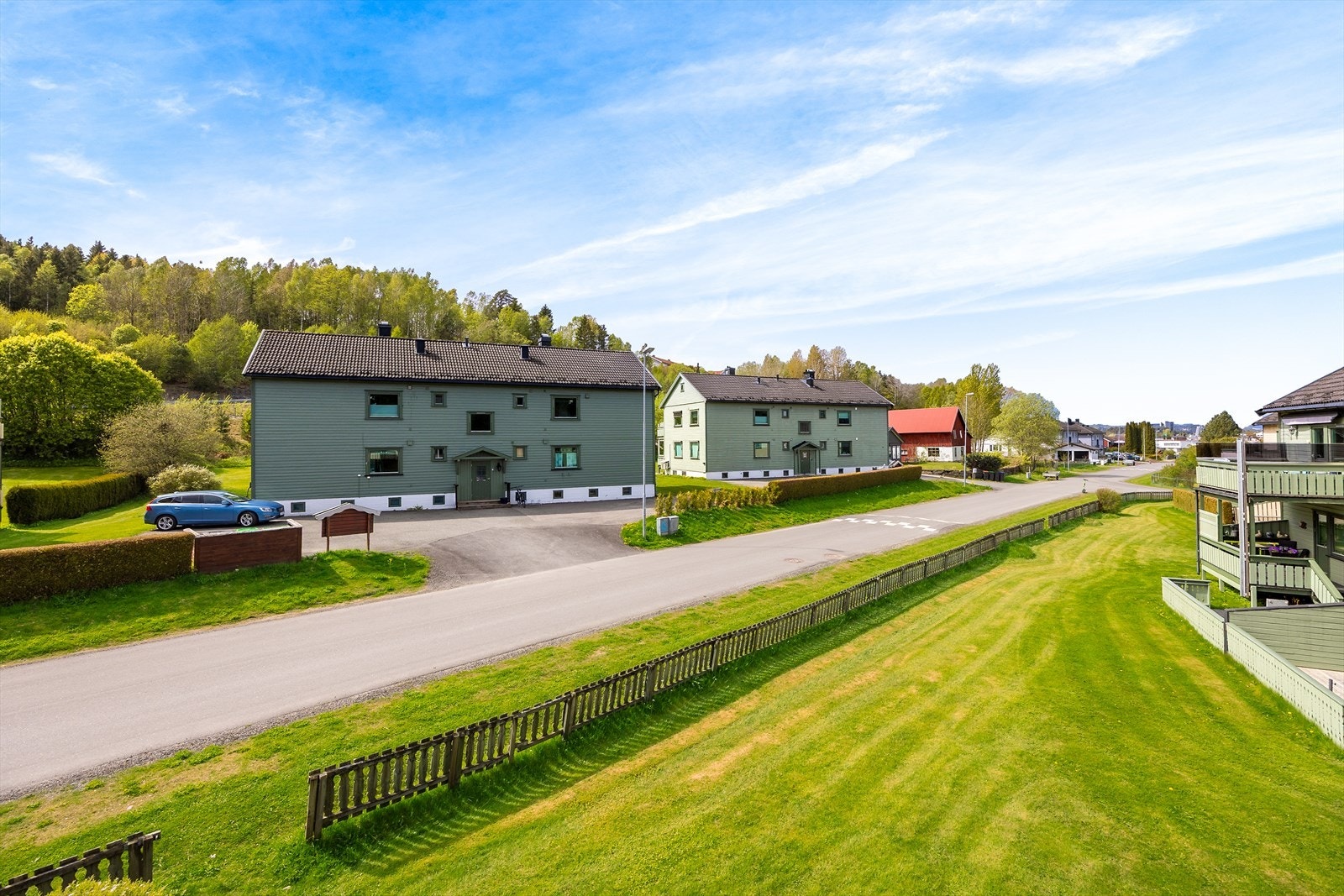 Eiendommen ligger med kort gangavstand til Kjølnes, med idrettsanlegg, skoler og Universitetet i Sørøst-Norge. Galleribilde