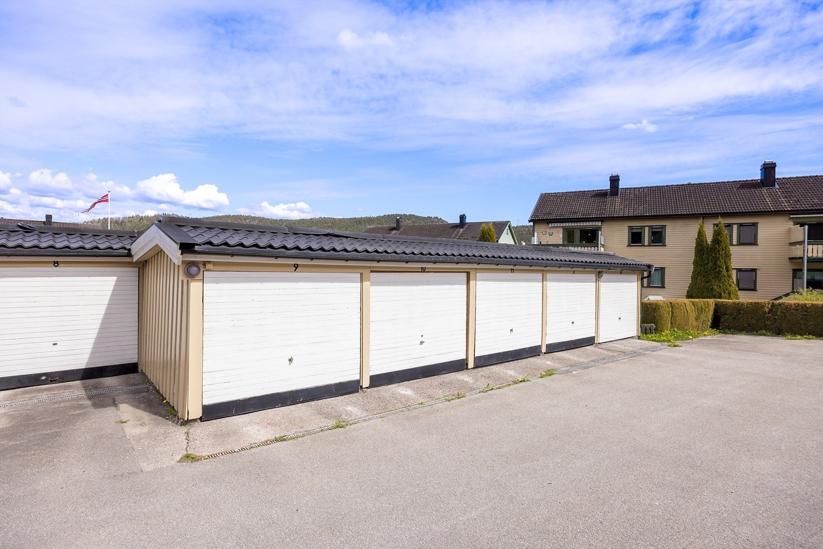 Leiligheten disponerer garasje nr. 9 i felles rekke. Galleribilde