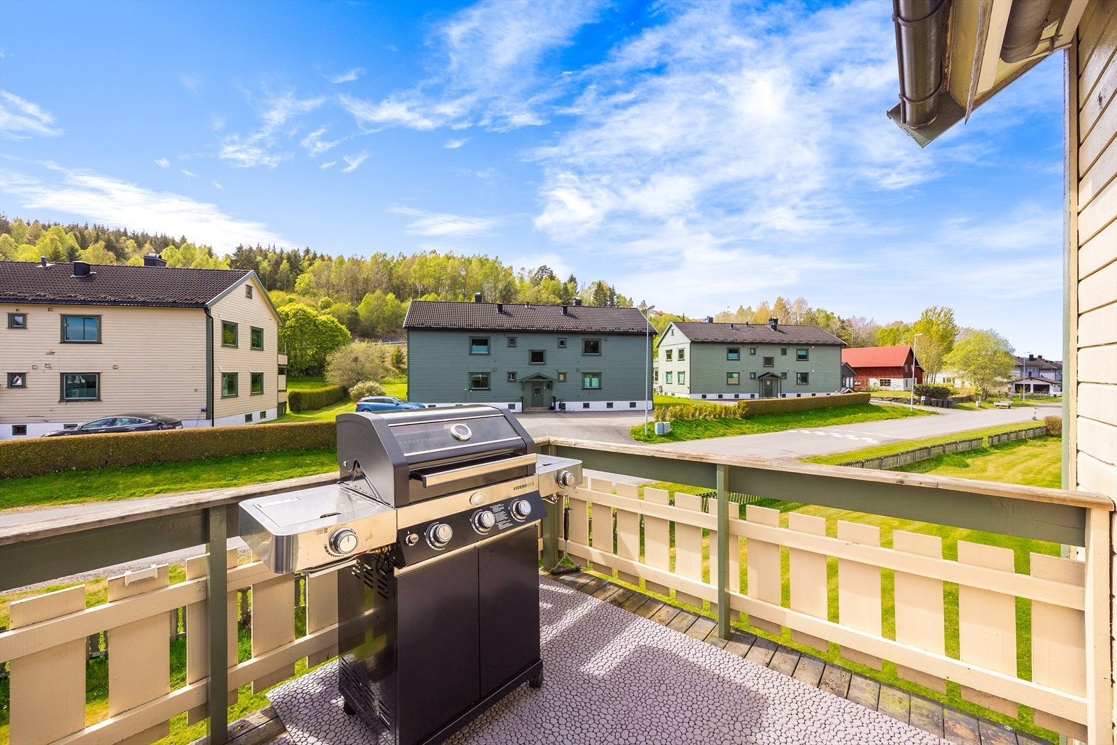 Fra balkongen er det utsyn over rolige og grønne fellesarealer. Galleribilde