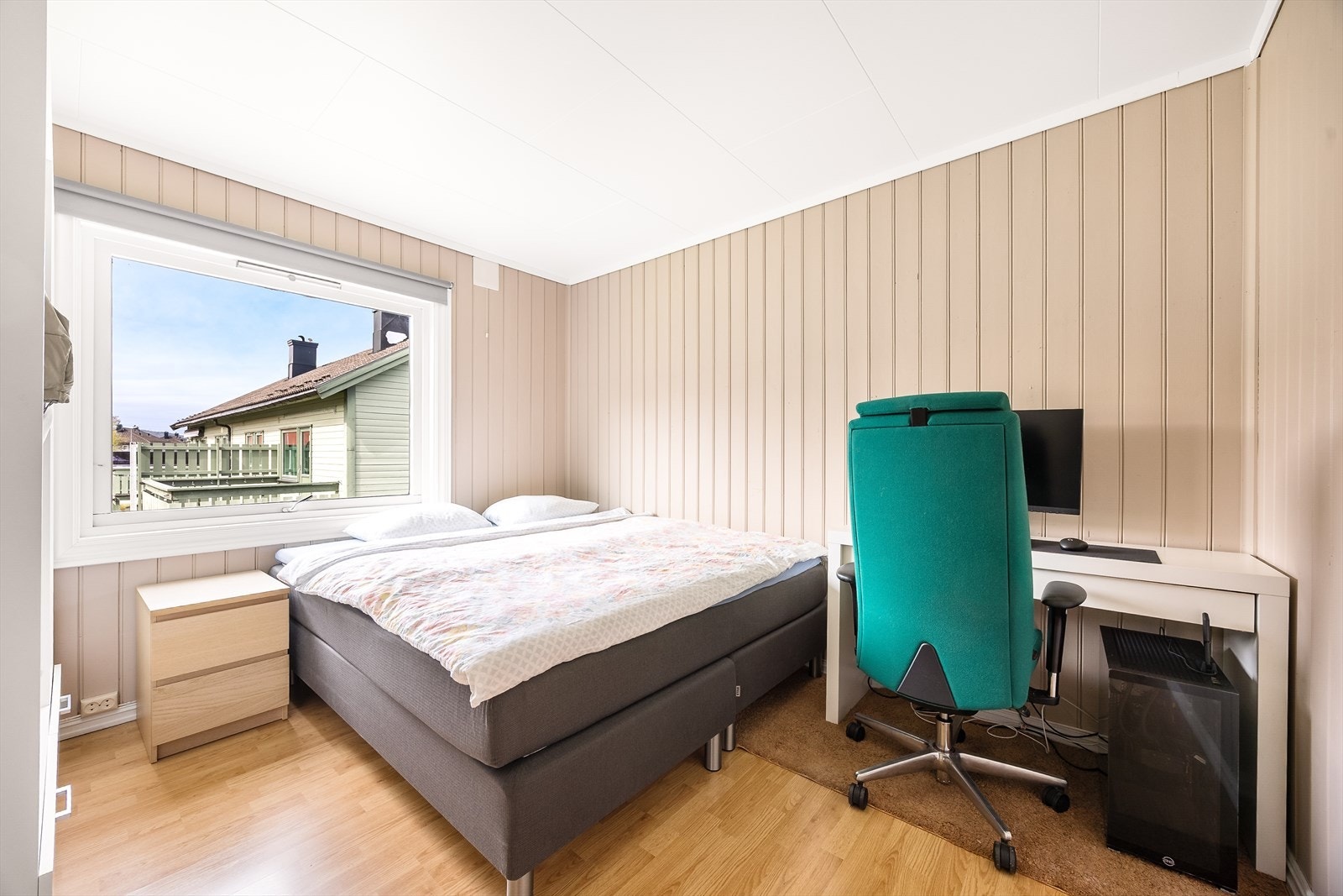 Soverommet har god plass til seng og skrivebord samt skap med god oppbevaringsplass. Galleribilde