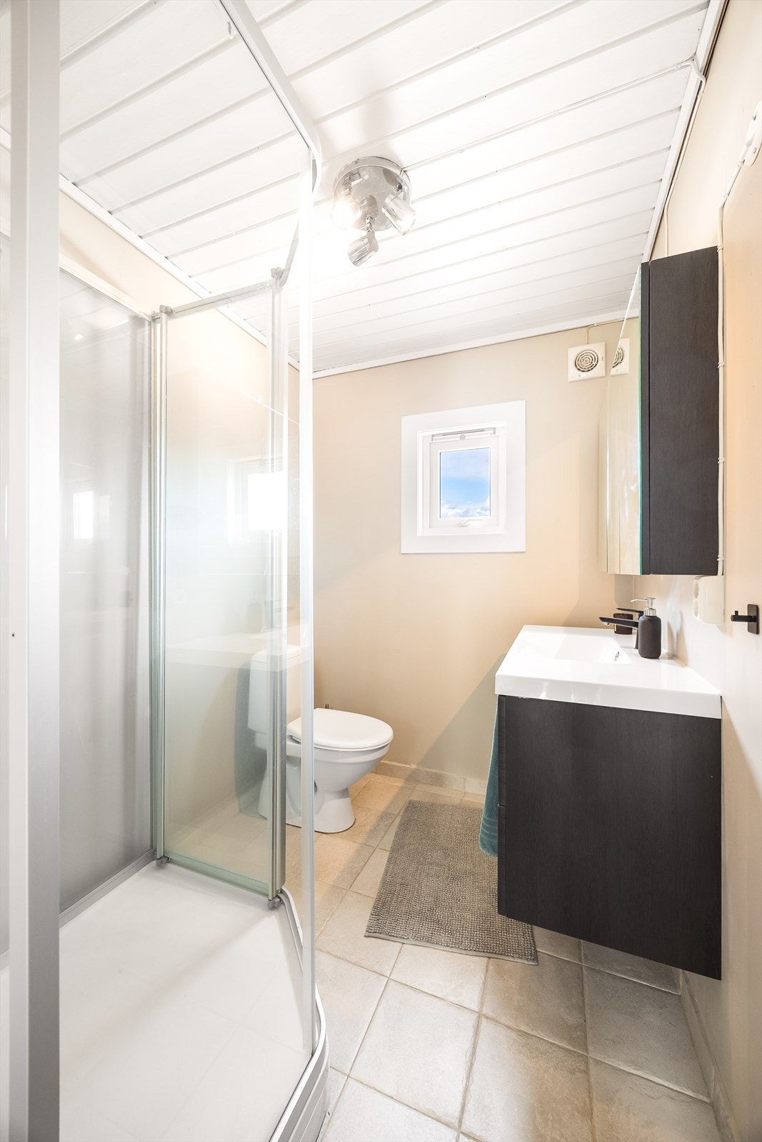 Badet har flislagt gulv med elektriske varmekabler. Galleribilde
