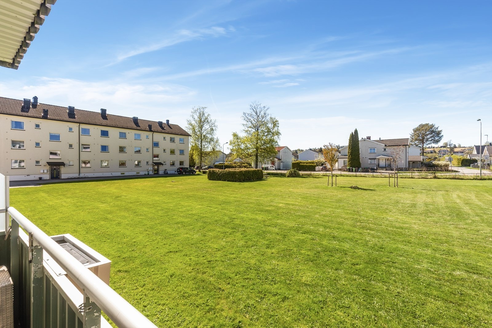 Utsikt over borettslagets fellesområder. Galleribilde