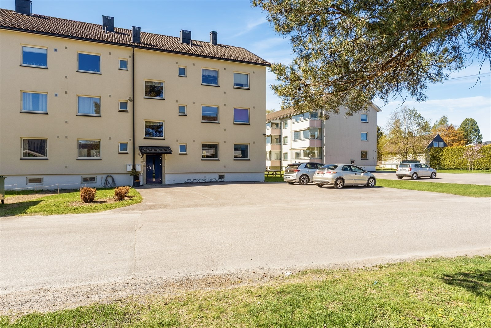Felles biloppstillingsplass. Det er også mulighet for el-bil lading i borettslaget. Galleribilde
