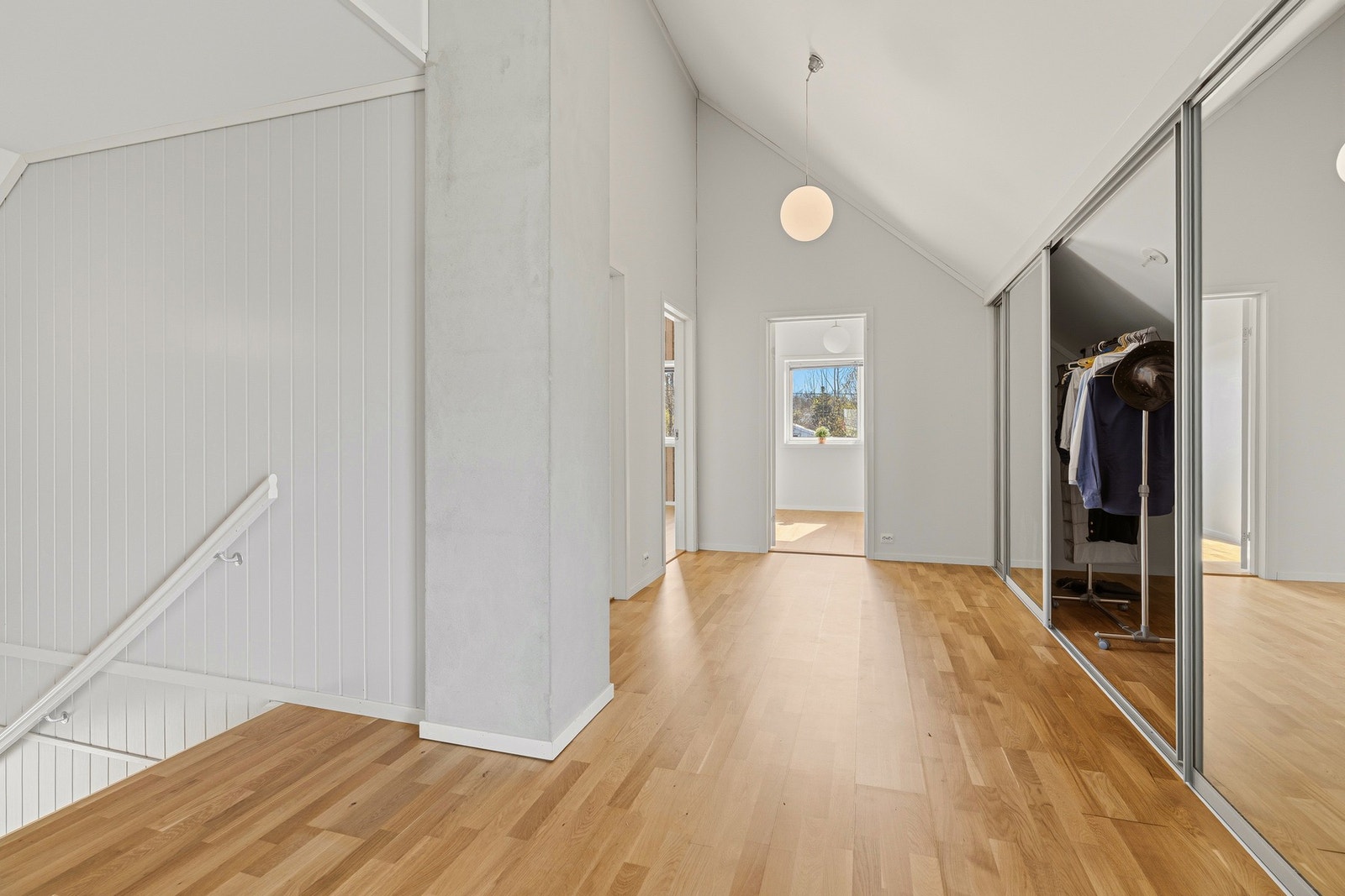 Lys og romslig gang med flott takhøyde, parkettgulv og store skyvedørsgarderober som gir svært gode oppbevaringsmuligheter. Galleribilde