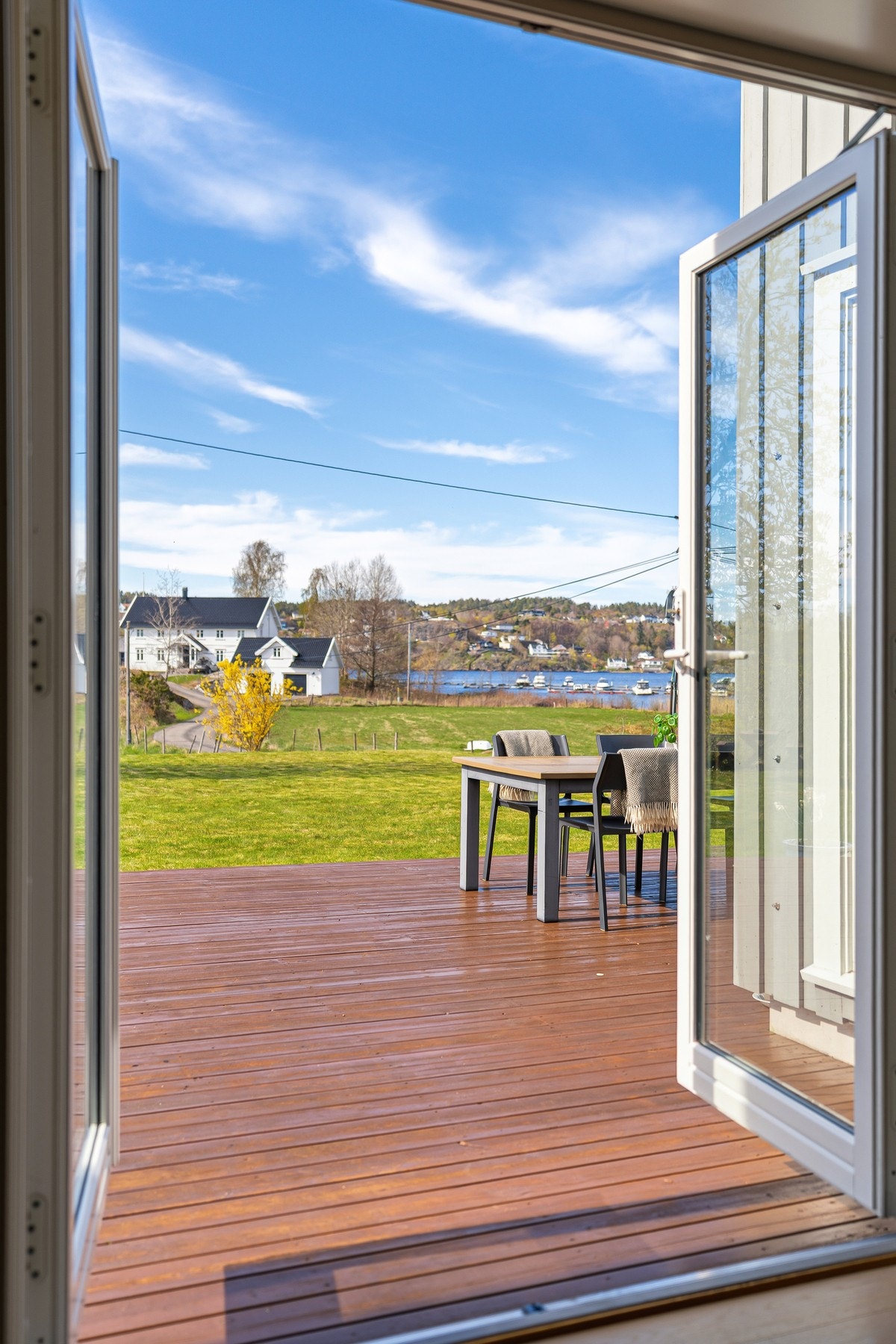 Fra stuen er det utgang til store terrassearealer med gode solforhold og flott utsikt mot sjøen. Galleribilde