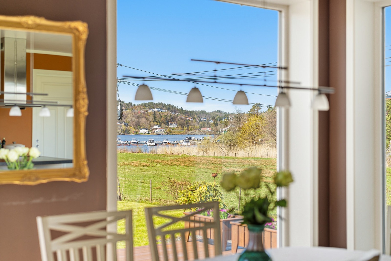 Fra oppholdsrommene er det vakkert utsyn mot sjøen. Galleribilde
