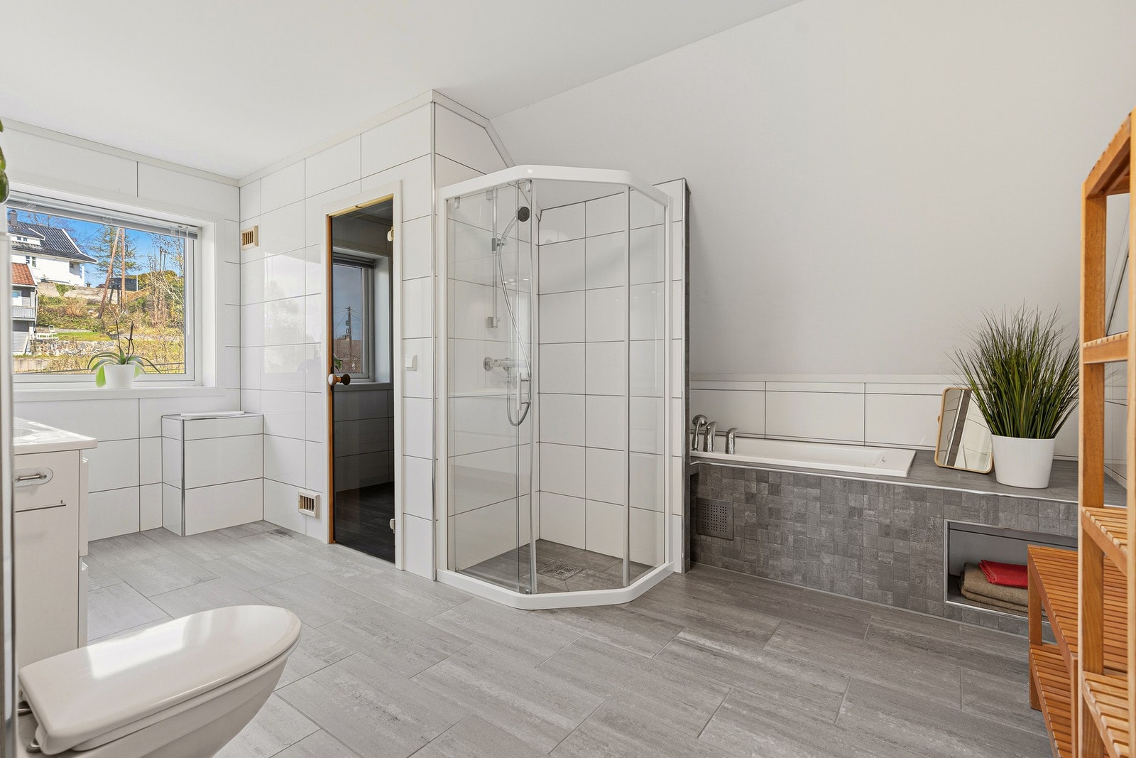 Badet fremstår lyst og innbydende, og er meget familievennlig med både badekar og praktisk dusjløsning. Galleribilde