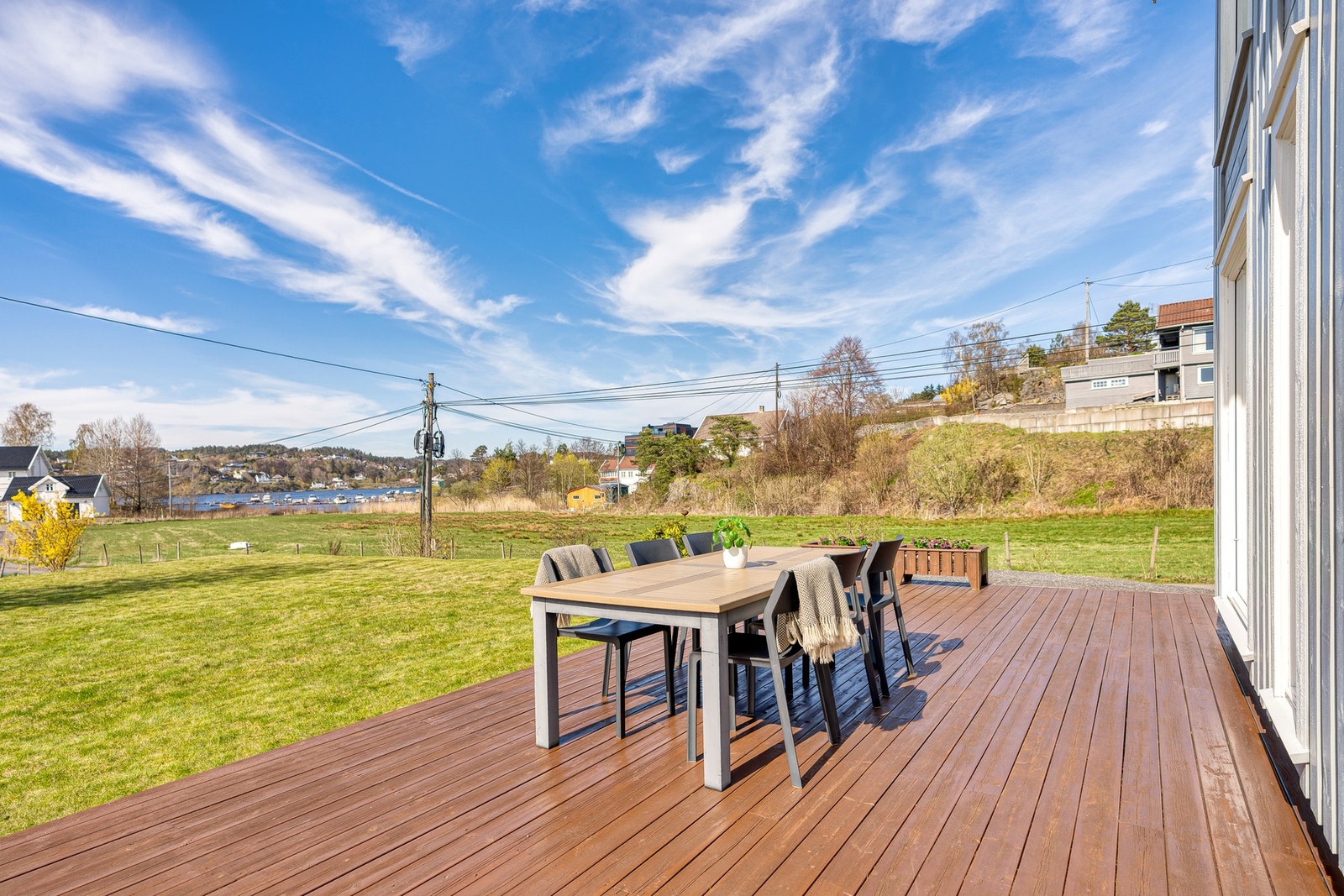 Eiendommen har en stor og solrik terrasse med god plass til flere møbelgruppe hvor sommerdagene og sjøutsikten virkelig kan nytes. Galleribilde