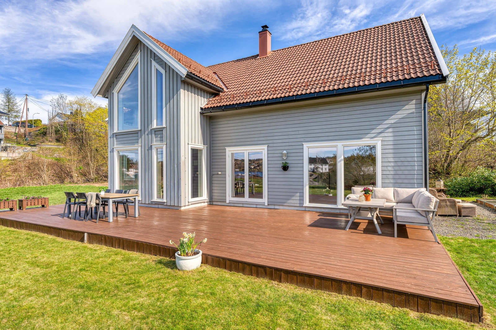 Stor terrasse med naturskjønne omgivelser og hyggelig utsyn. Her ligger alt til rette for lange sommerkvelder og sosialt samvær ute. Galleribilde