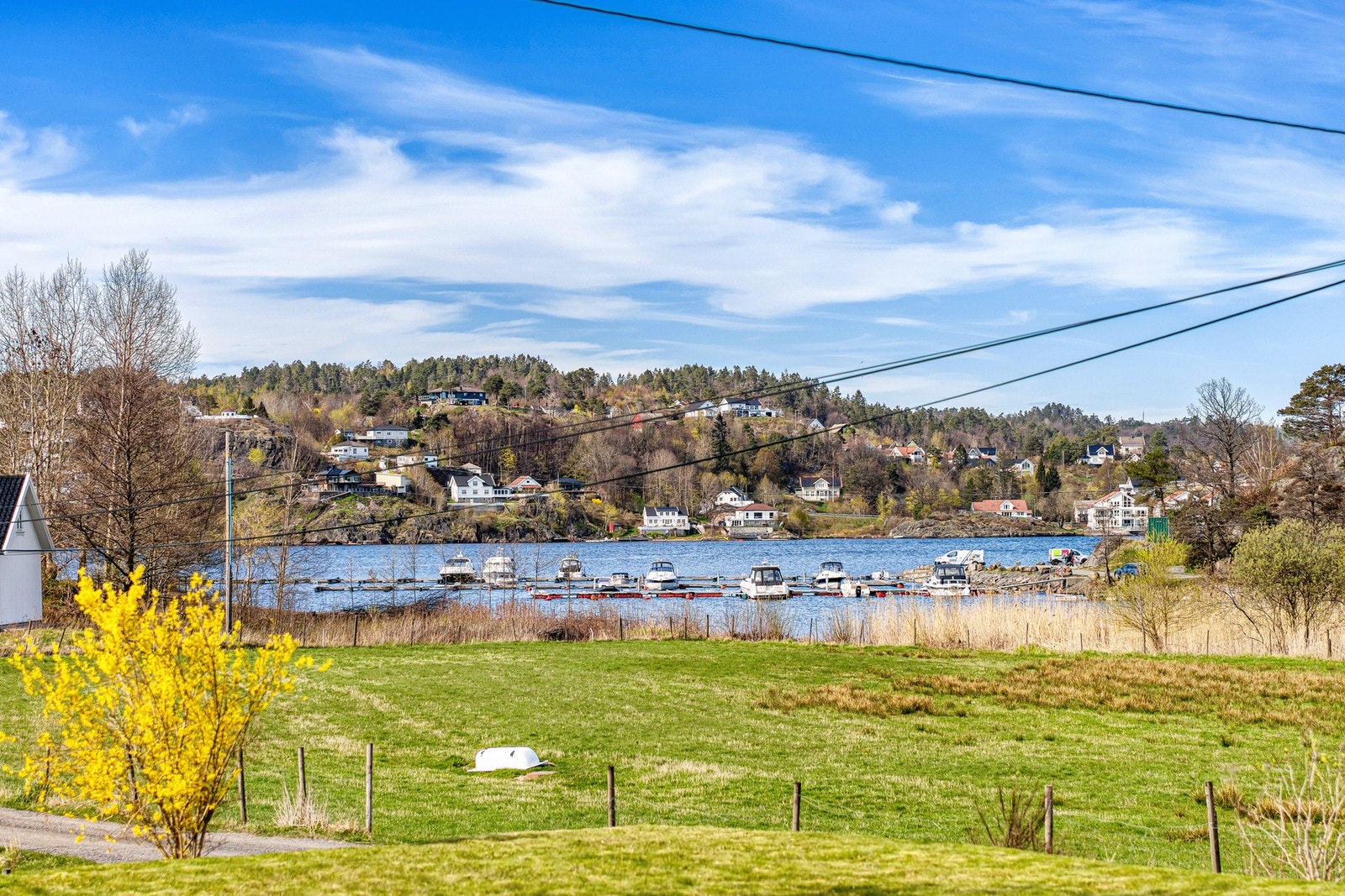 Eiendommen nyter en flott og åpen beliggenhet med vakker utsikt mot sjøen og de idylliske omgivelsene på His. Galleribilde