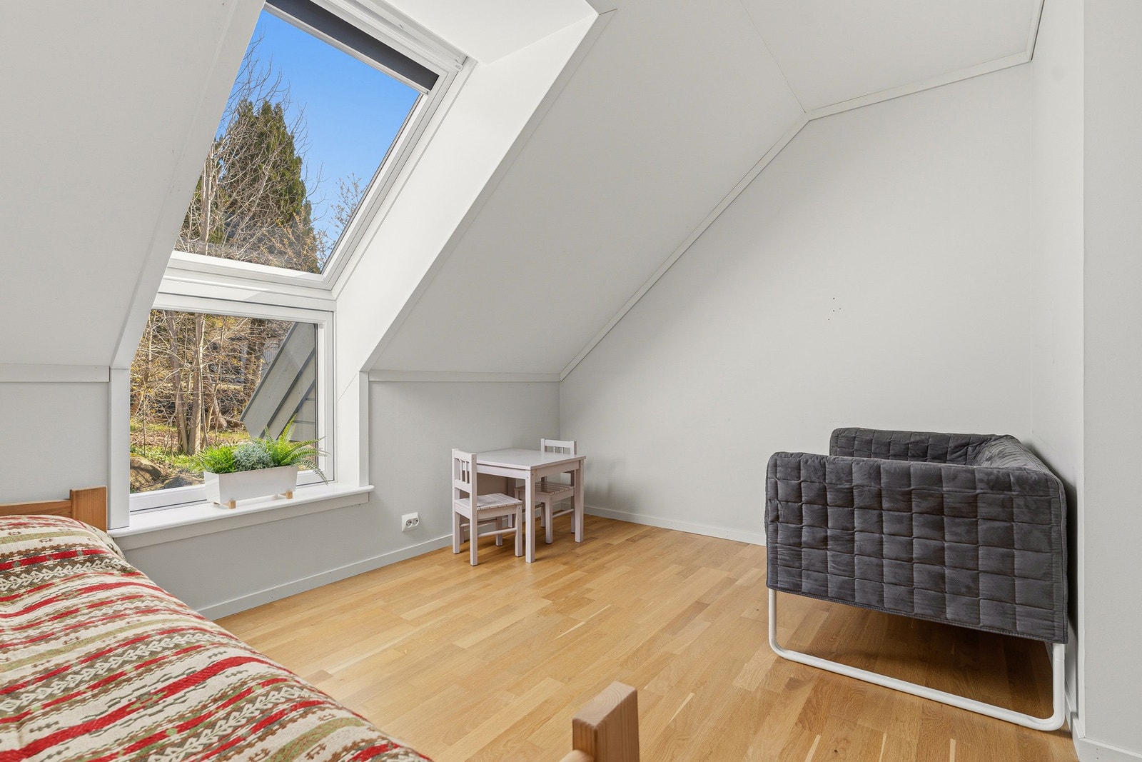 Et trivelig rom som egner seg perfekt som barnerom, gjesterom eller hjemmekontor. Galleribilde