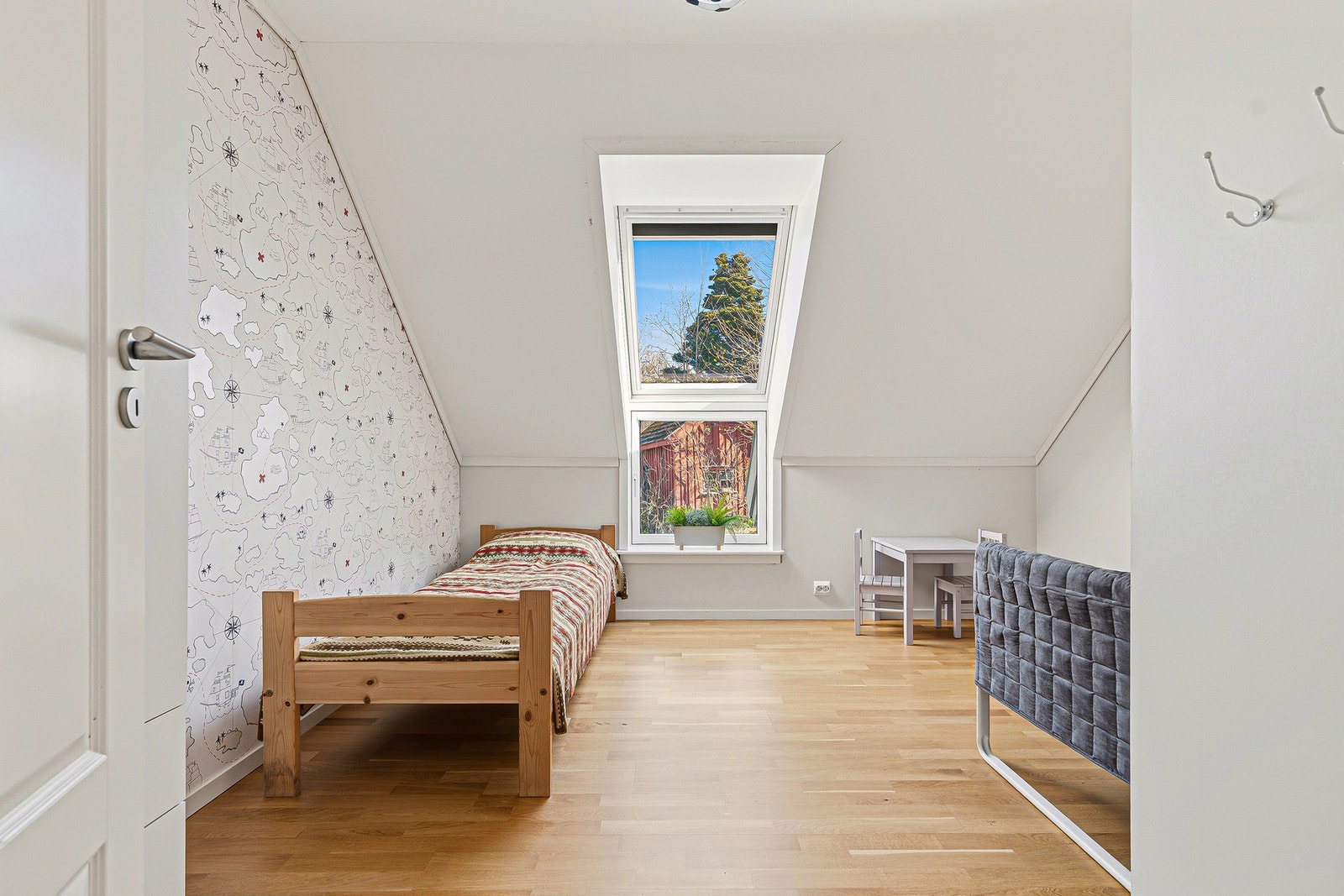 Soverom II Rommet har god plass til seng og øvrig møblering, og de lyse overflatene kombinert med parkettgulv gir et innbydende uttrykk. Det er også luke til oppbevaringsloft i rommet. Galleribilde