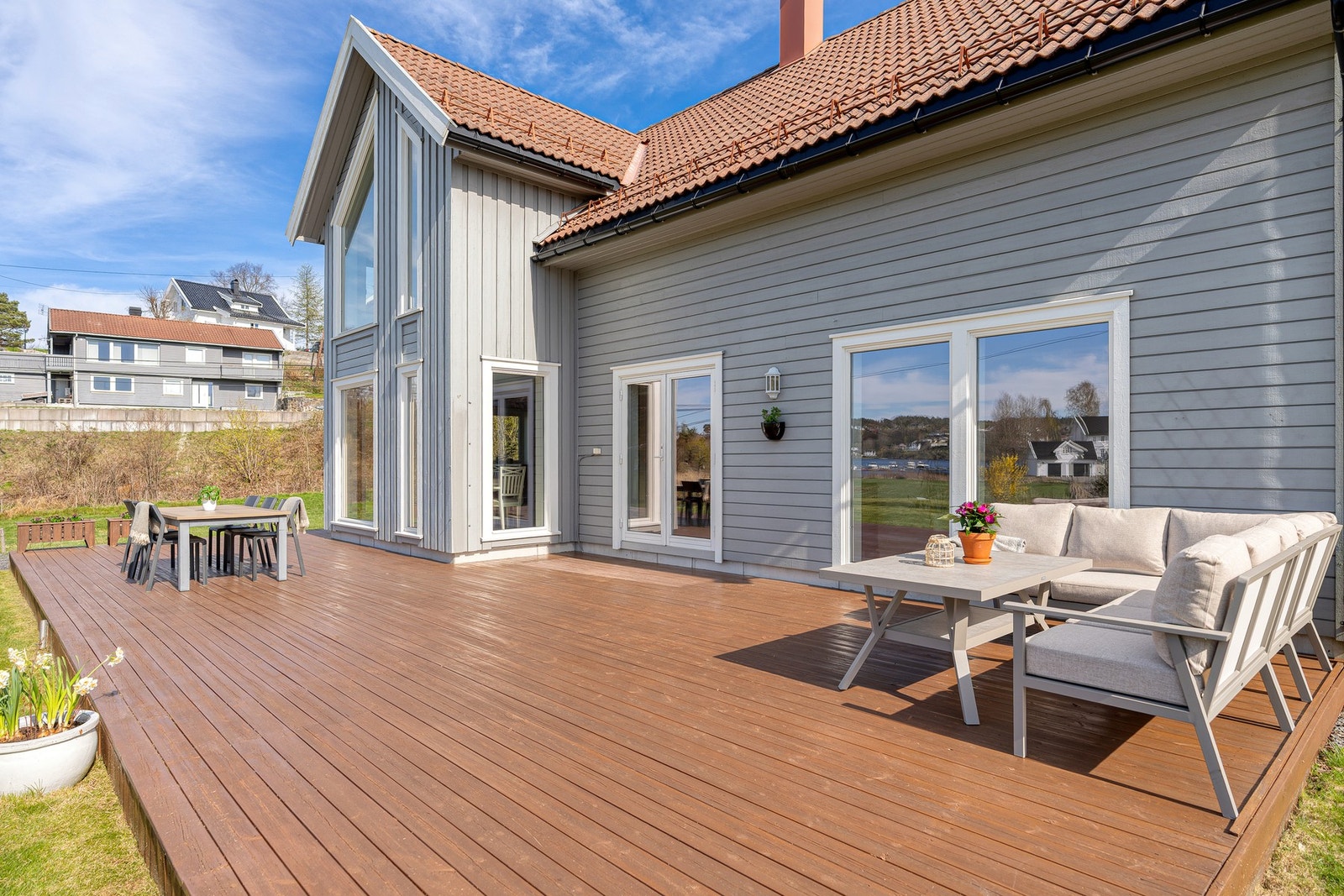 Her får du en fantastisk terrasse med gode solforhold og flere soner for både avslapning og sosiale sammenkomster. Galleribilde