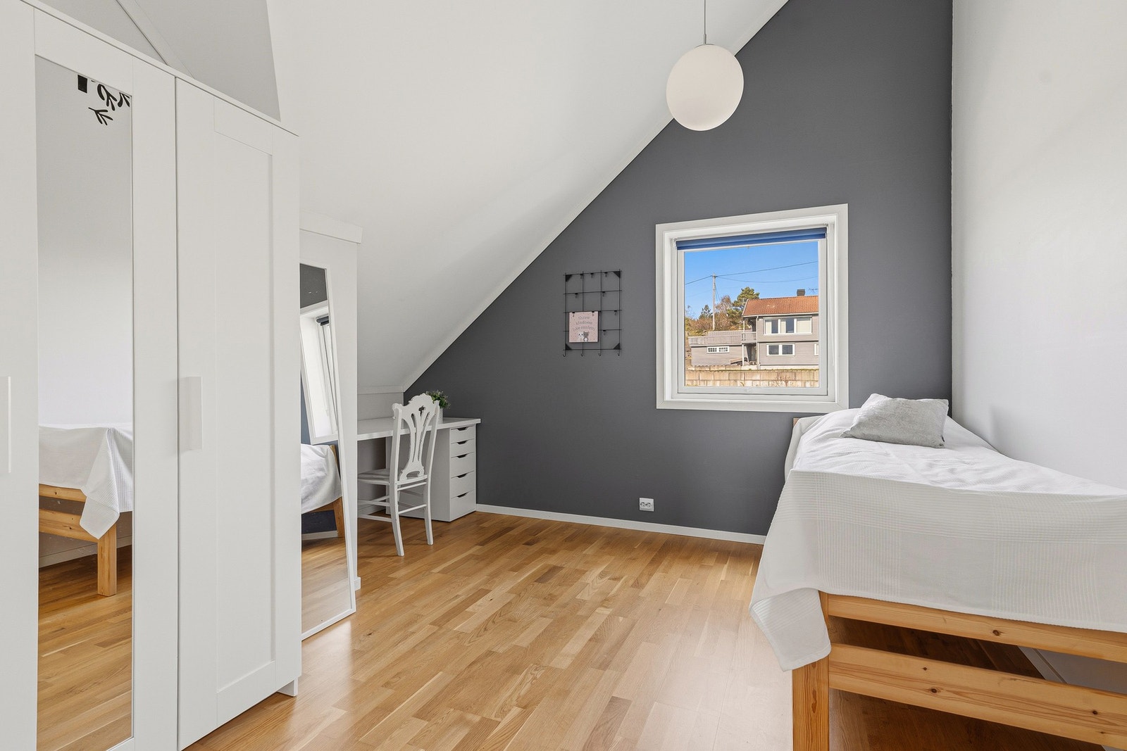 Soverom III
har en hyggelig atmosfære med gode muligheter for både seng, skriveplass og oppbevaring - perfekt som barnerom eller gjesterom. Galleribilde