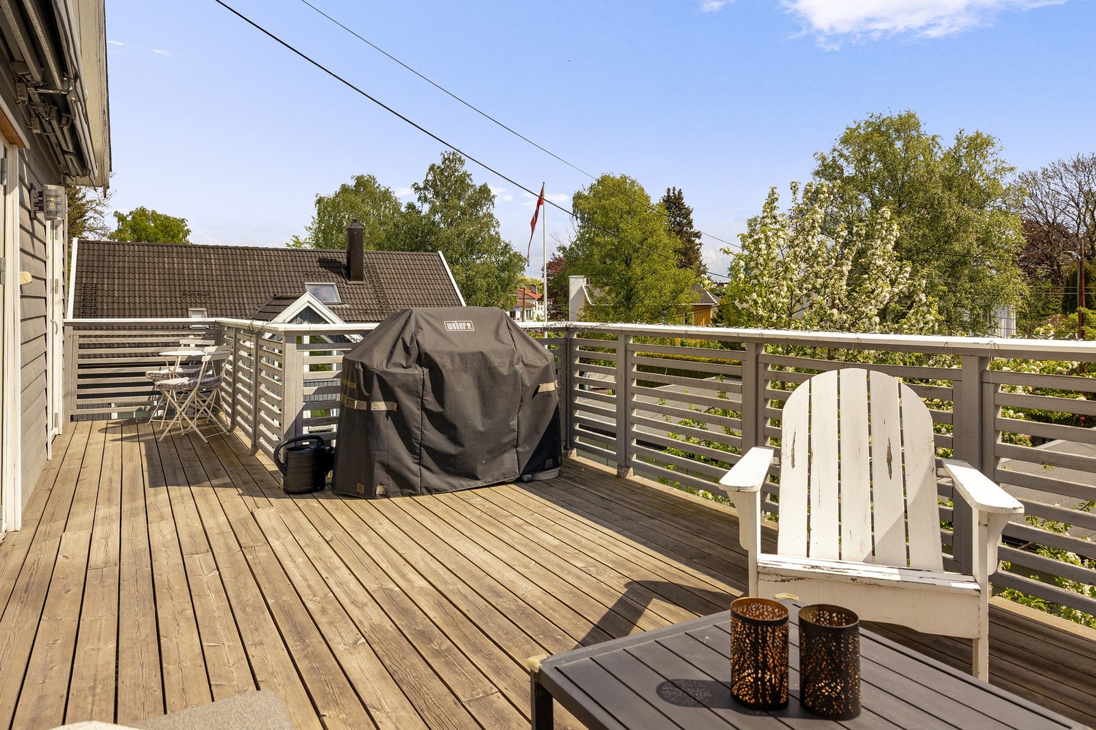 Den sørvendte verandaen utgjør et romslig uteareal på ca. 24m². Galleribilde