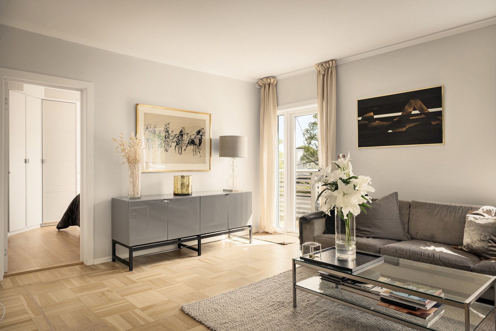 Boligen har en svært god planløsning med store og luftige rom og hyggelige uteplasser. Galleribilde