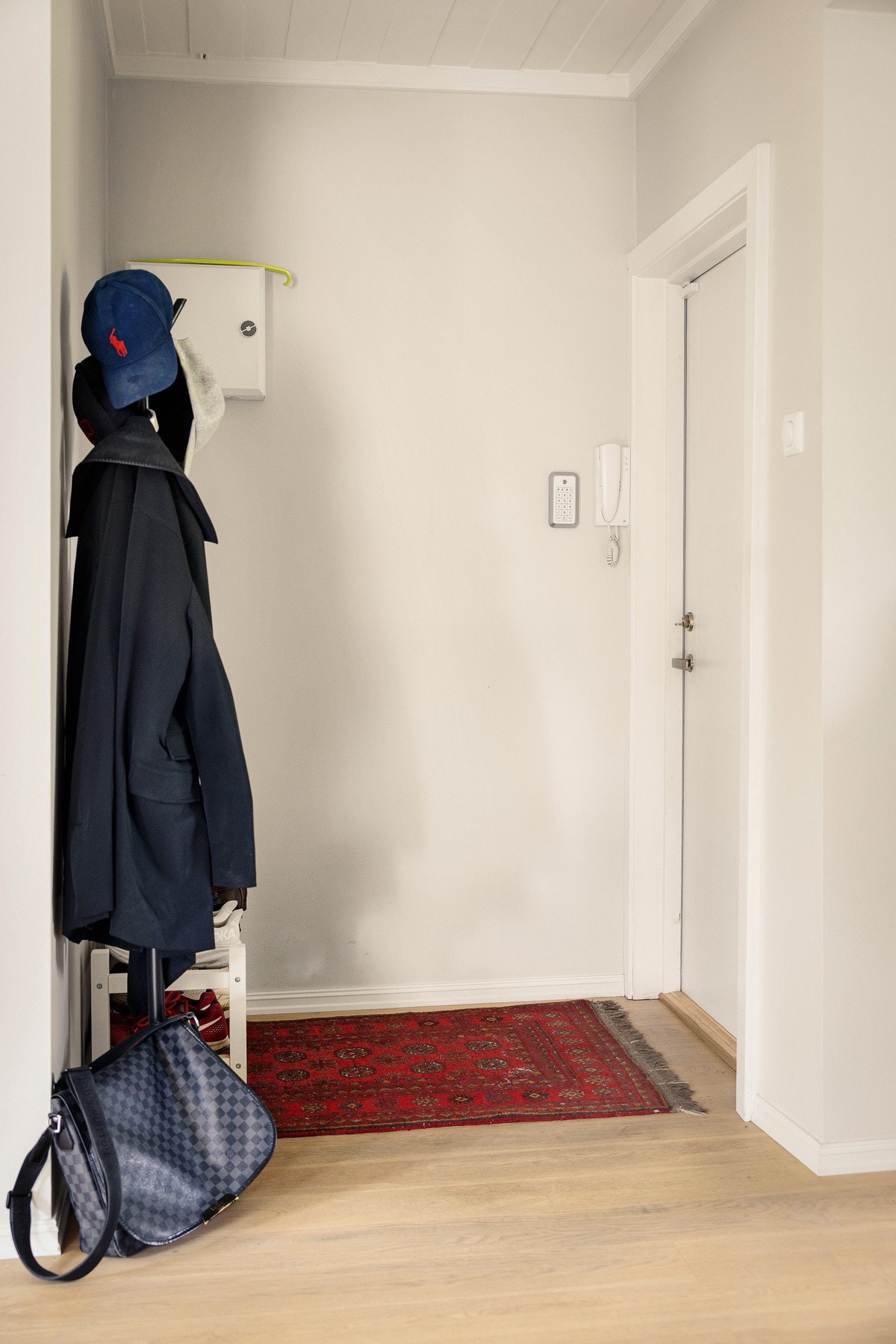 Fra egen inngangsdør ønskes du velkommen inn i en romslig entré som danner et hyggelig førsteinntrykk og leder deg videre inn i boligen. Galleribilde