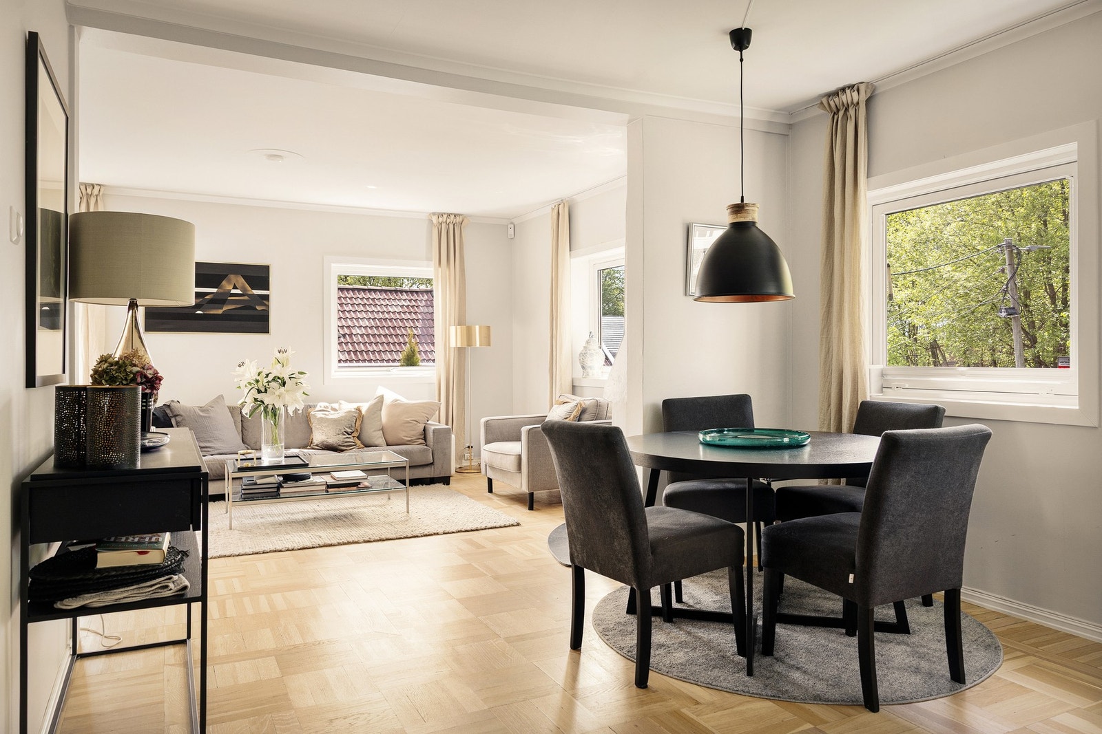 Spisestuen har en naturlig plassering i tilknytning til stuen og gir god plass til spisebord for både hverdagsbruk og større sosiale sammenkomster med langbord ved behov. Galleribilde